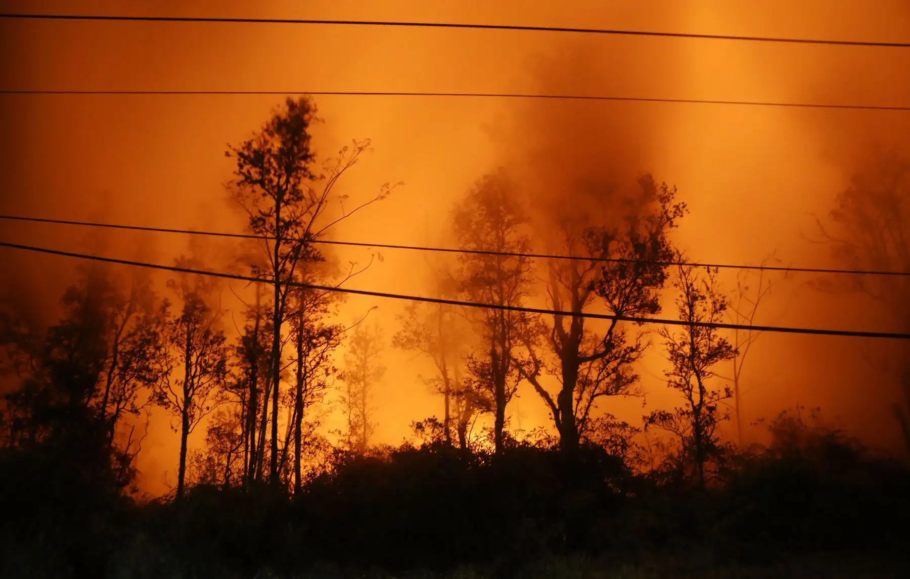 Lava ilumina los gases volcánicos del volcán Kilauea en la fisura 13 en la isla grande de Hawai. AFP