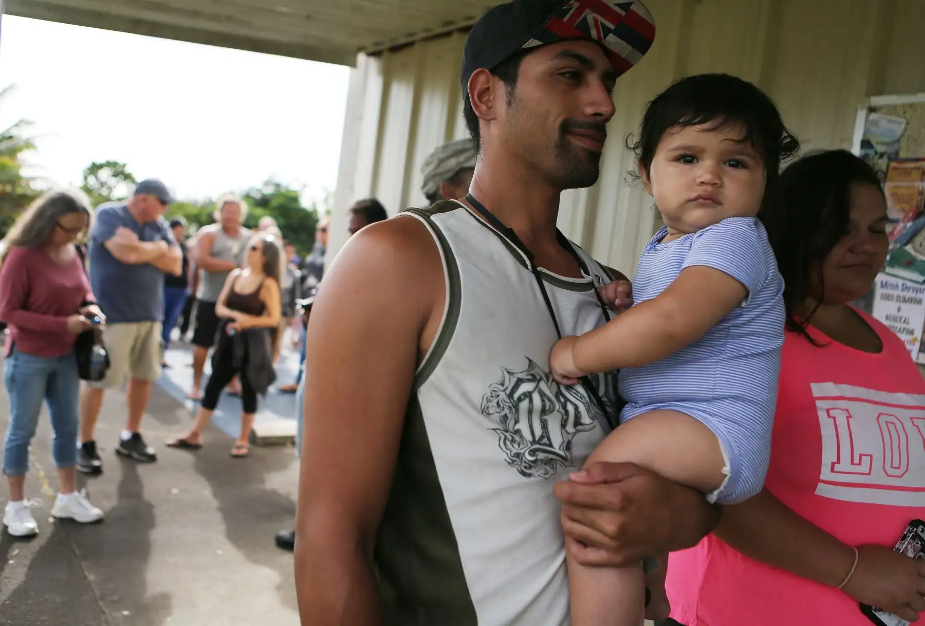 Pobladores de la isla  esperan en la fila para tratar de comprar respiradores para protegerse de los gases volcánicos en la isla grande de Hawái. Foto: AFP.