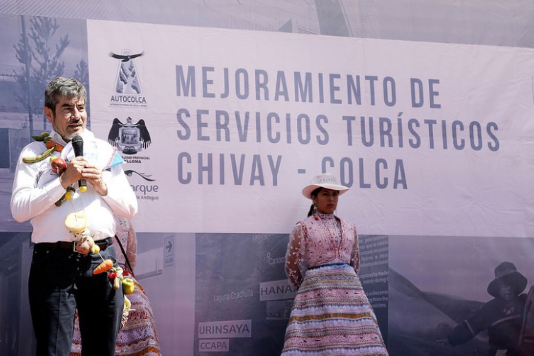 El ministro de Comercio Exterior y Turismo, Roger Valencia, inauguró hoy, en el distrito de Chivay, provincia de Caylloma, un conjunto de obras de mejoramiento de la infraestructura turística en el Valle del Colca, que fortalecerán este emblemático destino de la región Arequipa.