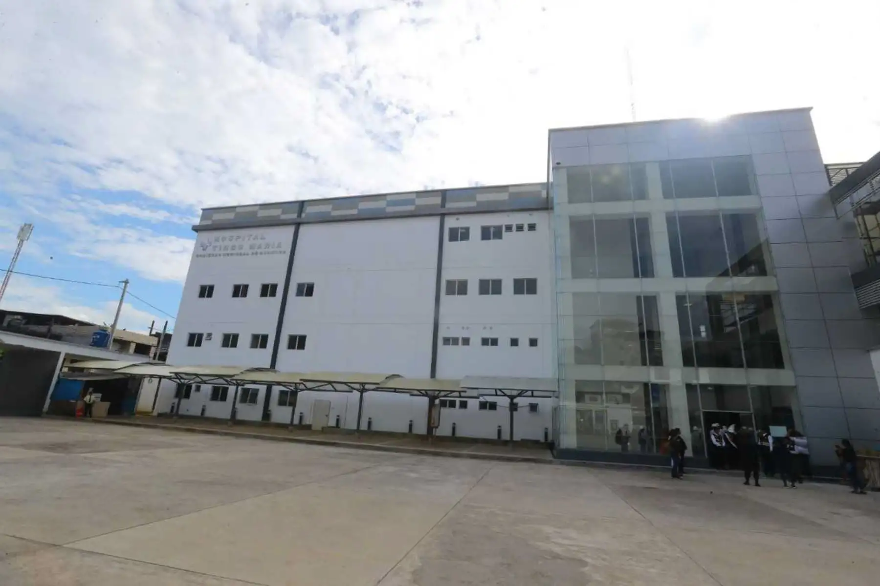 La construcción del nuevo Hospital de Tingo María registra un avance del 87% y su culminación está proyectada para noviembre de este año. Esta obra demanda una inversión total de 171 millones 887,426.44 soles y beneficiará a más de 42,000 personas de esta zona del país.