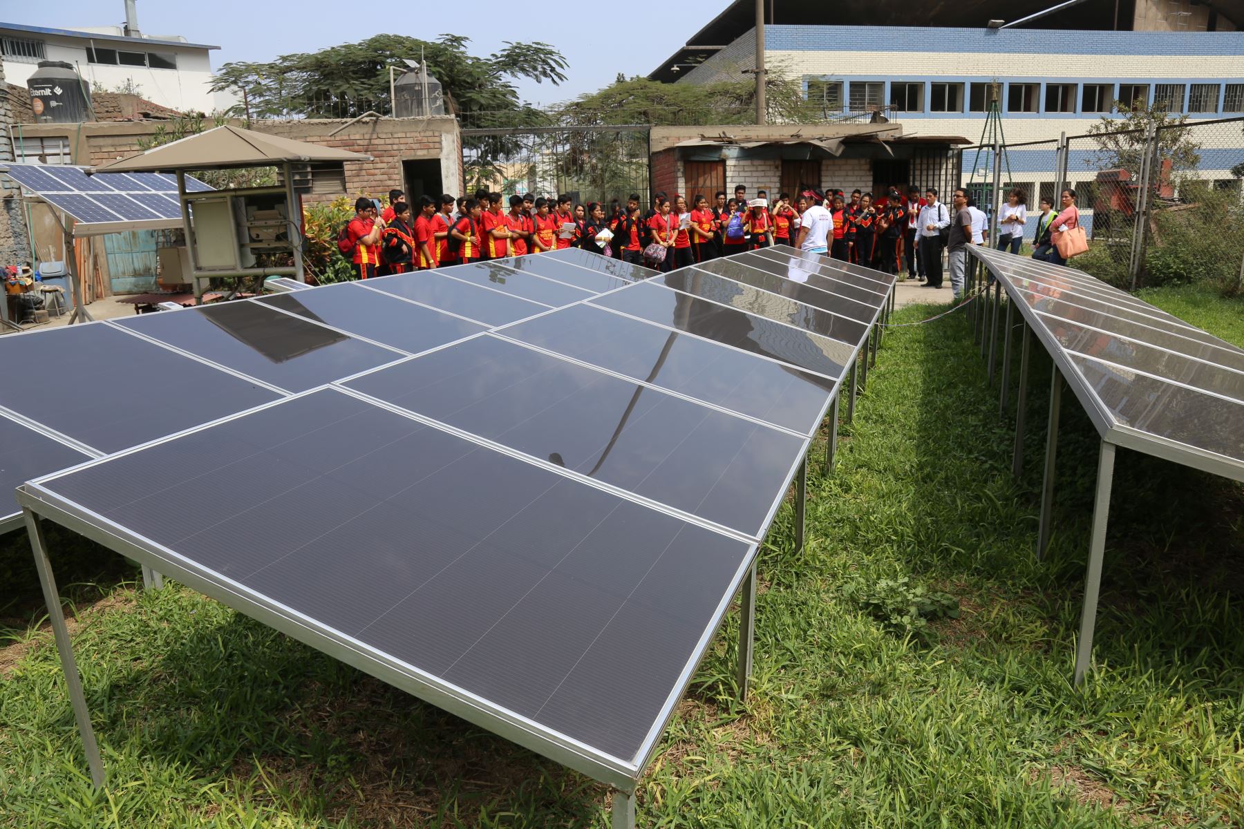 Escolares aprecian paneles solares dentro de la UNI. Foto: UNI