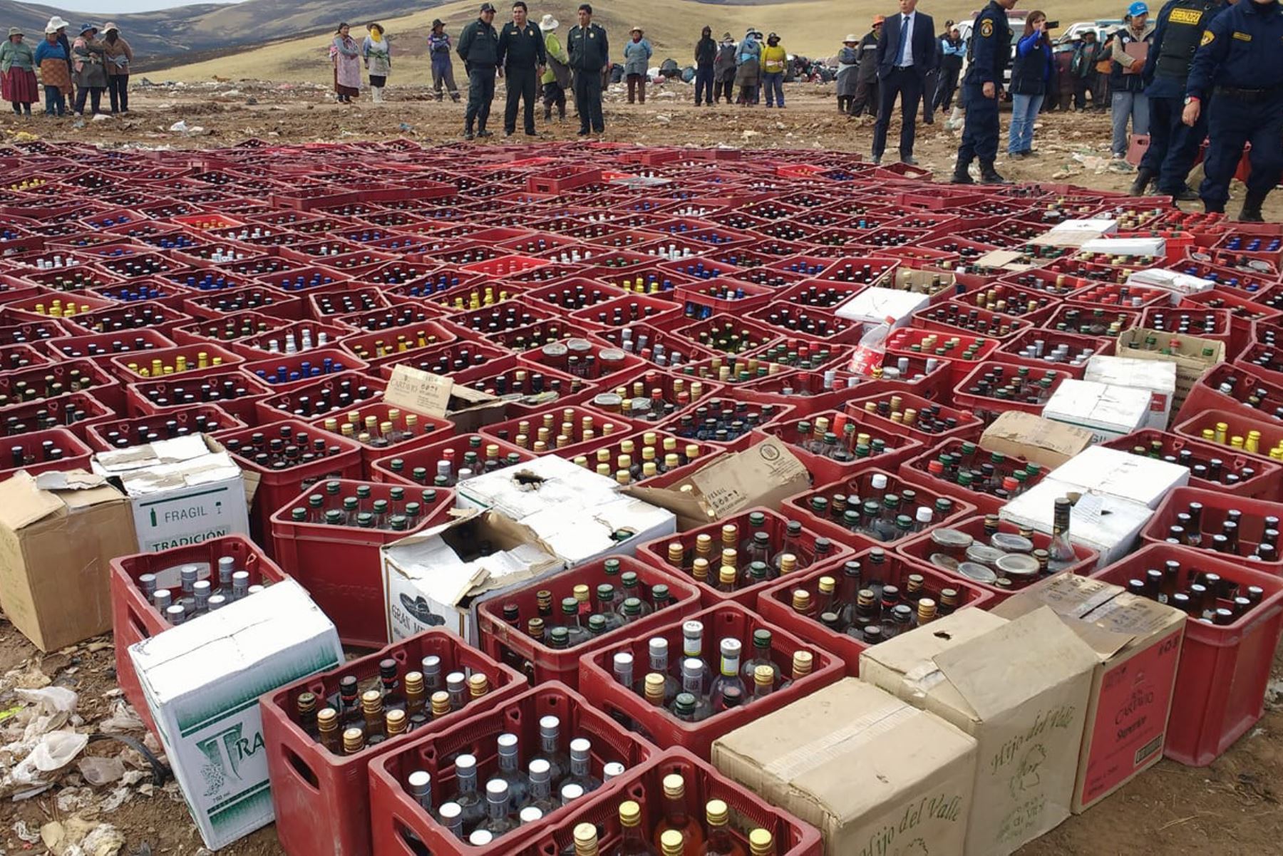 Autoridades municipales de Juliaca, en Puno, destruyen más 1,000 cajas de cerveza incautadas de bares clandestinos. Foto: ANDINA.