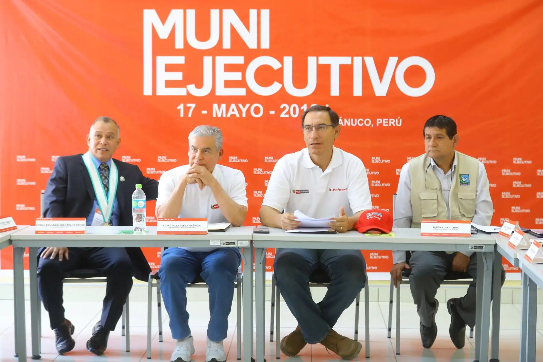Presidente Martín Vizcarra, junto al presidente de la Presidencia del Consejo de Ministros del Perú, César Villanueva, ofrece conclusiones al finalizar el Muni Ejecutivo Extraordinario en Huánuco.Foto: ANDINA/Prensa Presidencia