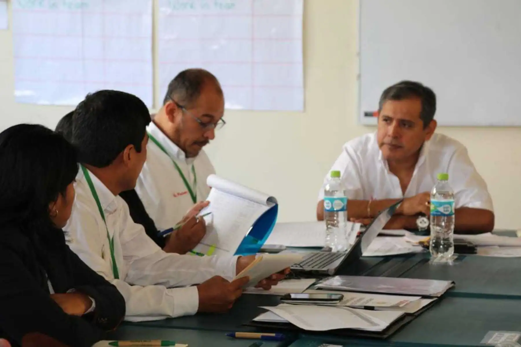 El Ejecutivo, a través del Ministerio de Agricultura y Riego (Minagri), invertirá 12 millones soles, para mejorar la infraestructura hidráulica en la región Huánuco, lo que beneficiará directamente a más de 2,500 familias productoras en situación de pobreza, anunció hoy el titular del sector, Gustavo Mostajo, durante el Muni Ejecutivo que se realizó en esa región.