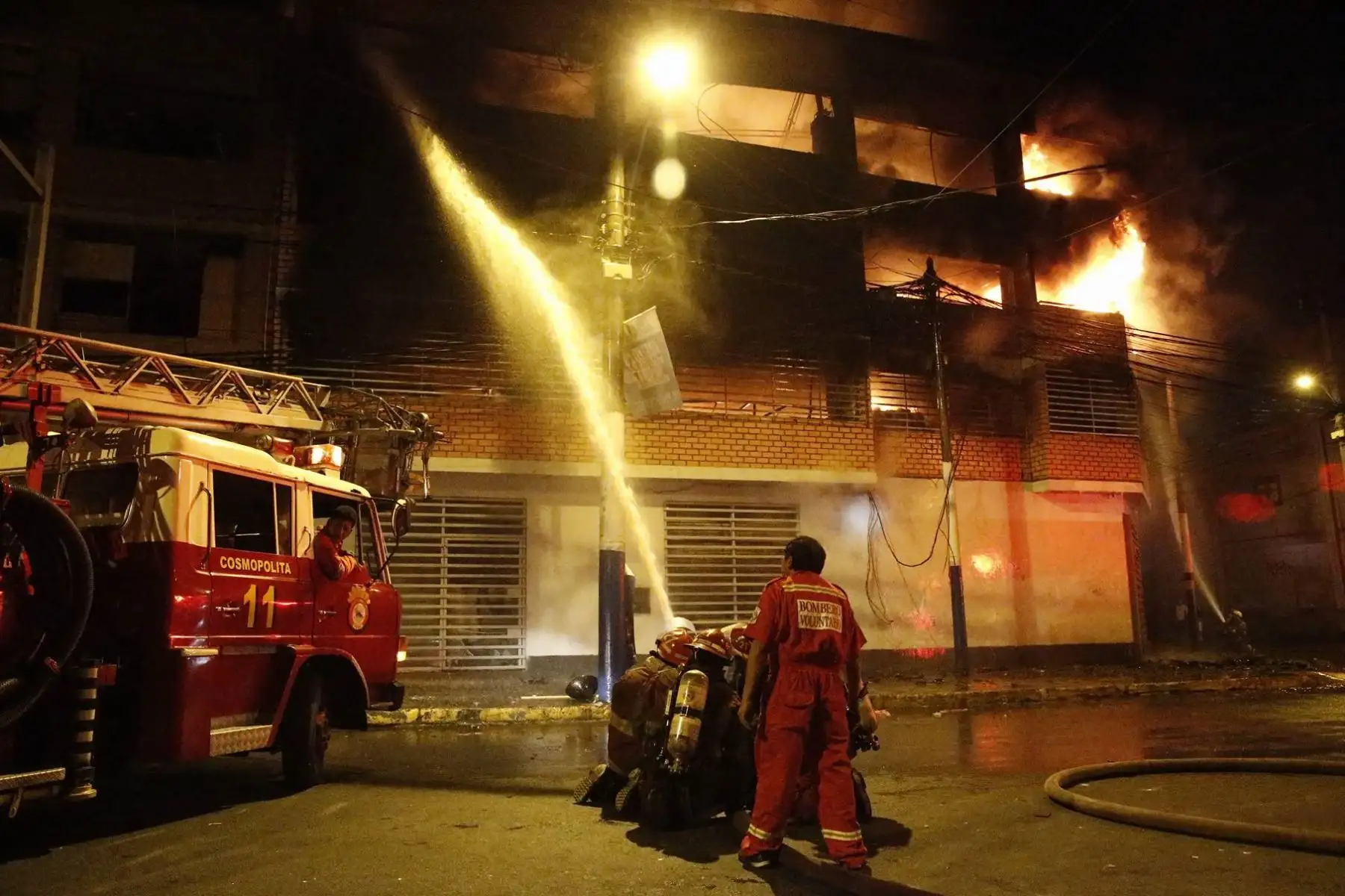 Más de 14 unidades del Cuerpo General de Bomberos intentan controlar el incendio de grandes proporciones ,donde funcionan almacenes de productos sintéticos y de cuero destinados a la zapatería en el Rimac.Foto: ANDINA/Eddy Ramos