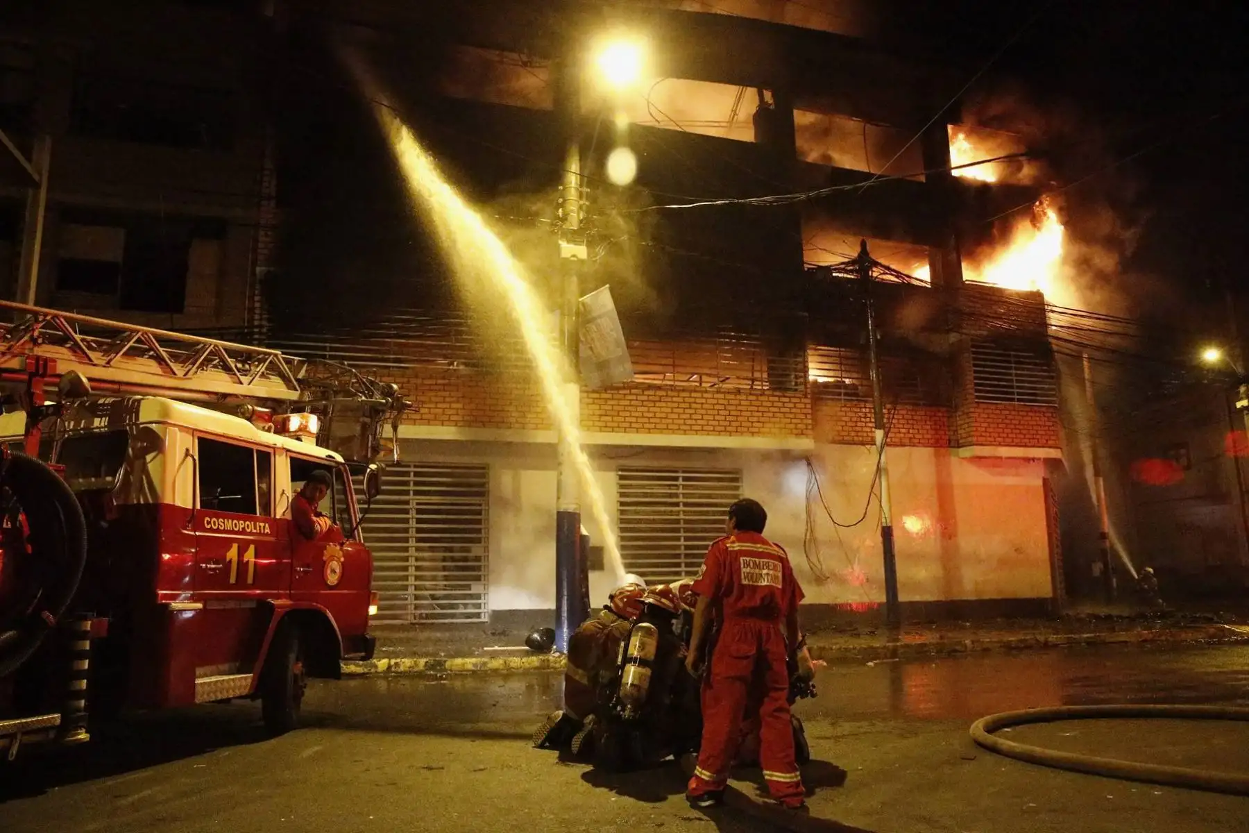 Más de 14 unidades del Cuerpo General de Bomberos intentan controlar el incendio de grandes proporciones ,donde funcionan almacenes de productos sintéticos y de cuero destinados a la zapatería en el Rimac.Foto: ANDINA/Eddy Ramos