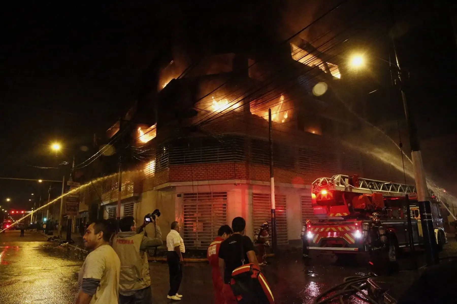 Más de 14 unidades del Cuerpo General de Bomberos intentan controlar el incendio de grandes proporciones ,donde funcionan almacenes de productos sintéticos y de cuero destinados a la zapatería en el Rimac.Foto: ANDINA/Eddy Ramos