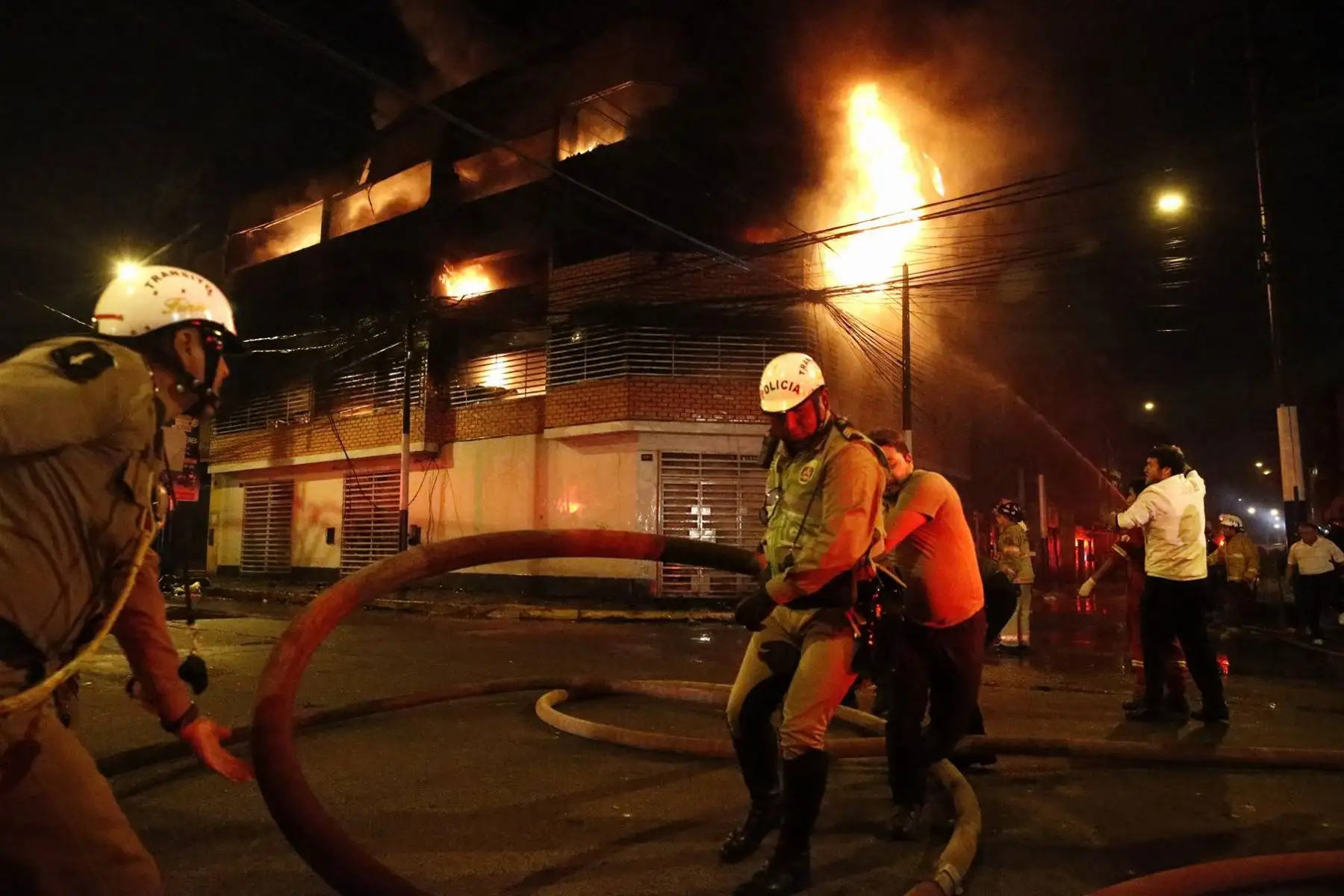 Más de 14 unidades del Cuerpo General de Bomberos intentan controlar el incendio de grandes proporciones ,donde funcionan almacenes de productos sintéticos y de cuero destinados a la zapatería en el Rimac.Foto: ANDINA/Eddy Ramos
