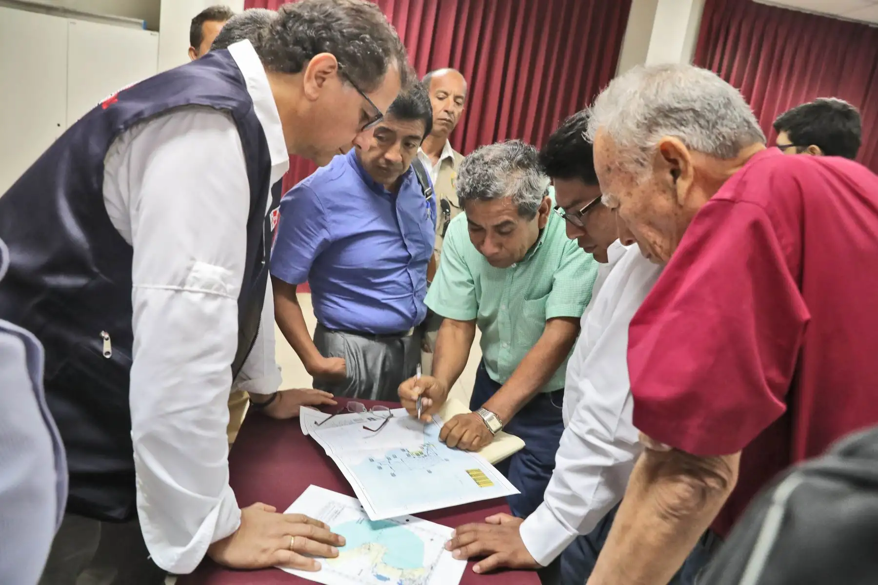 Ministro Francisco Ísmodes con gremios de pescadores.