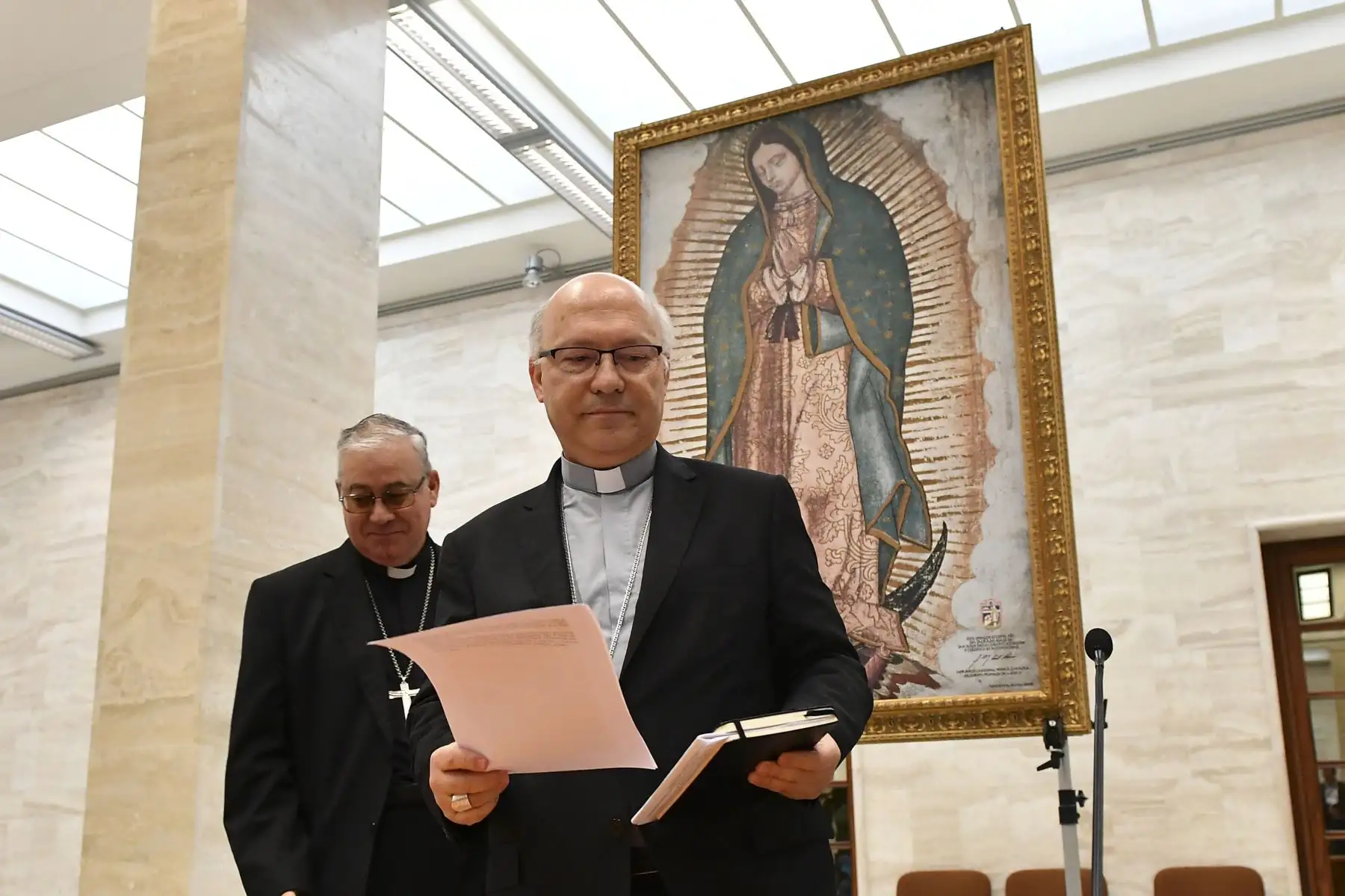 Los obispos chilenos pusieron sus cargos a disposición del papa Francisco tras los escándalos de abusos sexuales cometidos por religiosos en su país.        Foto: AFP