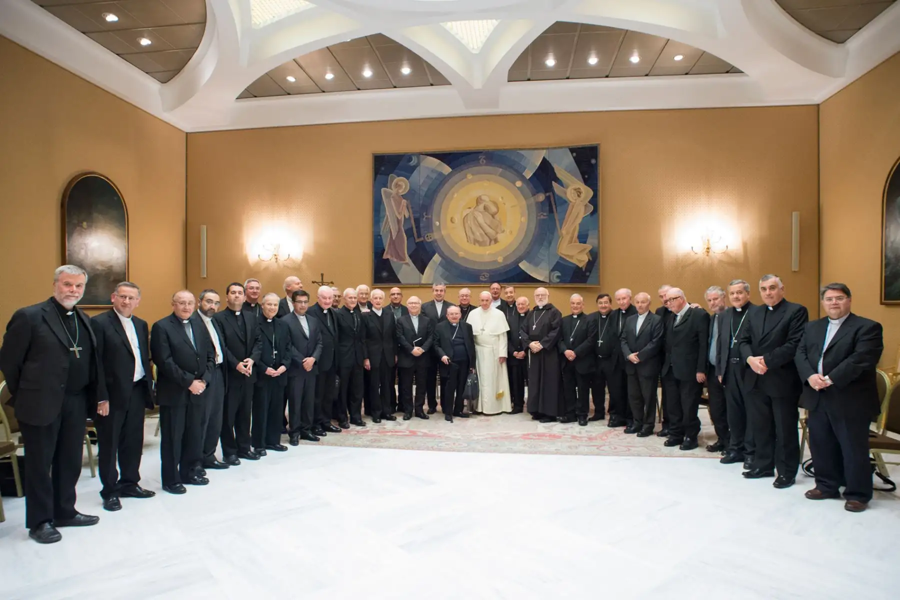 Los obispos chilenos pusieron sus cargos a disposición del papa Francisco tras los escándalos de abusos sexuales cometidos por religiosos en su país.        Foto: AFP