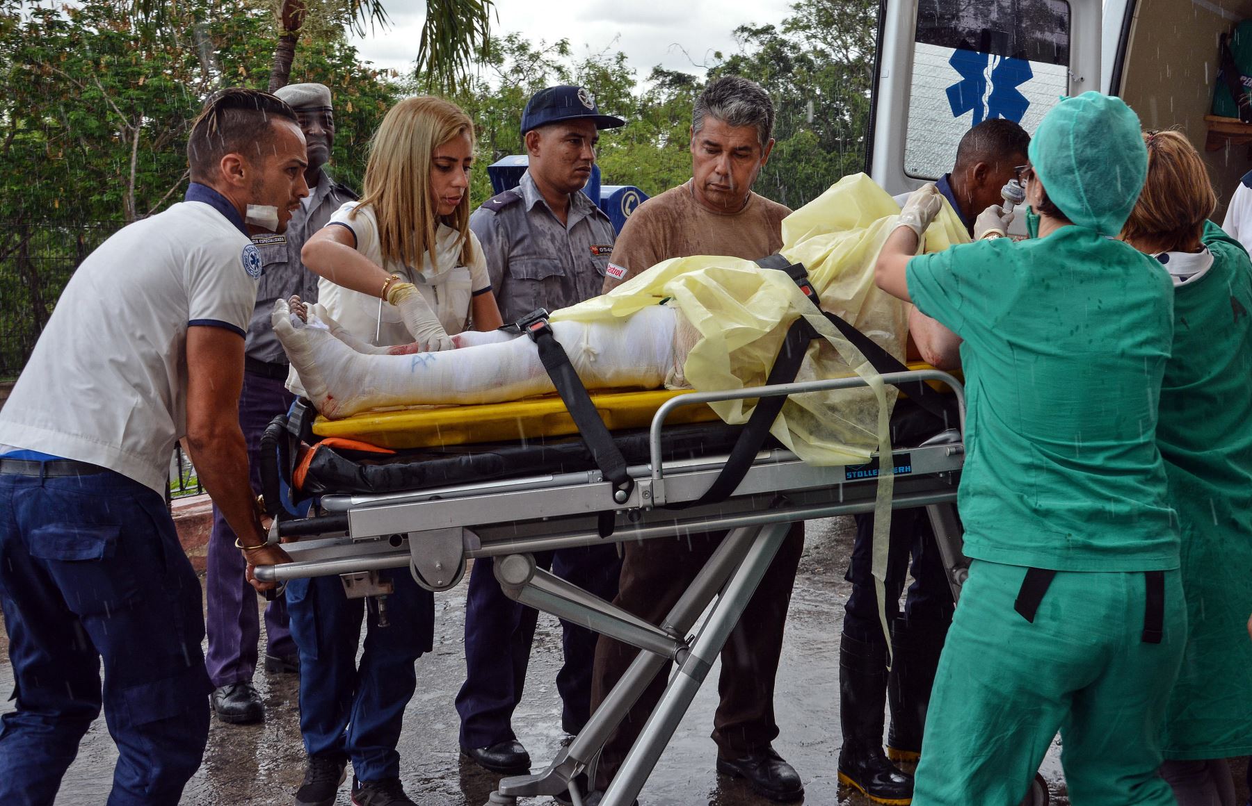 Un sobreviviente del avión Boeing-737 que se estrelló poco después de despegar del aeropuerto José Martí de La Habana. Foto: EFE