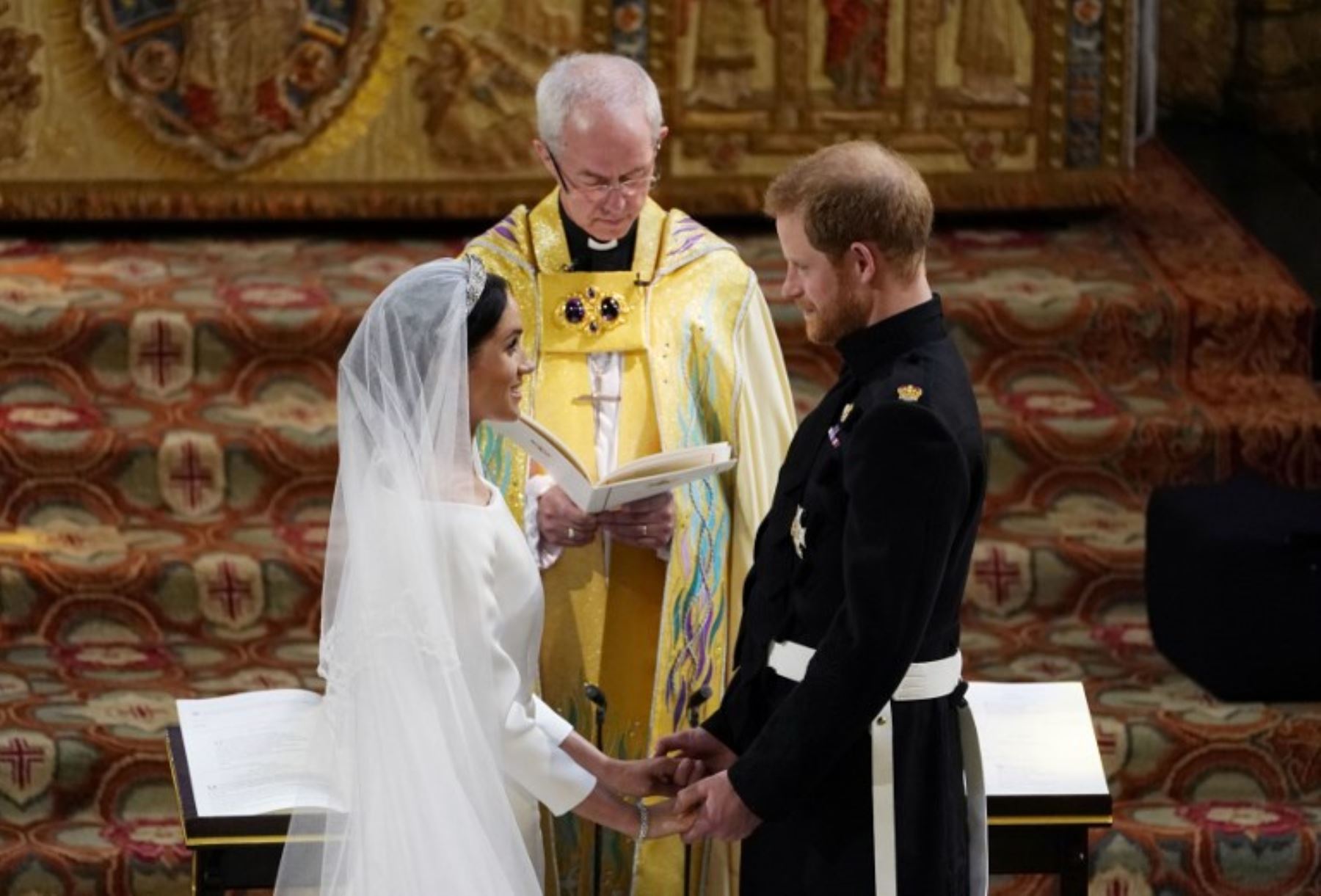 El príncipe Harry, el duque de Sussex y la actriz estadounidense Meghan Markle  se miran frente al arzobispo de Canterbury Justin Welby durante su ceremonia de boda.Foto:AFP