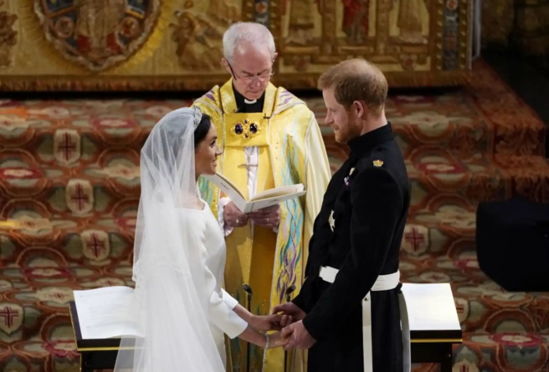 El príncipe Harry, el duque de Sussex y la actriz estadounidense Meghan Markle  se miran frente al arzobispo de Canterbury Justin Welby durante su ceremonia de boda.Foto:AFP