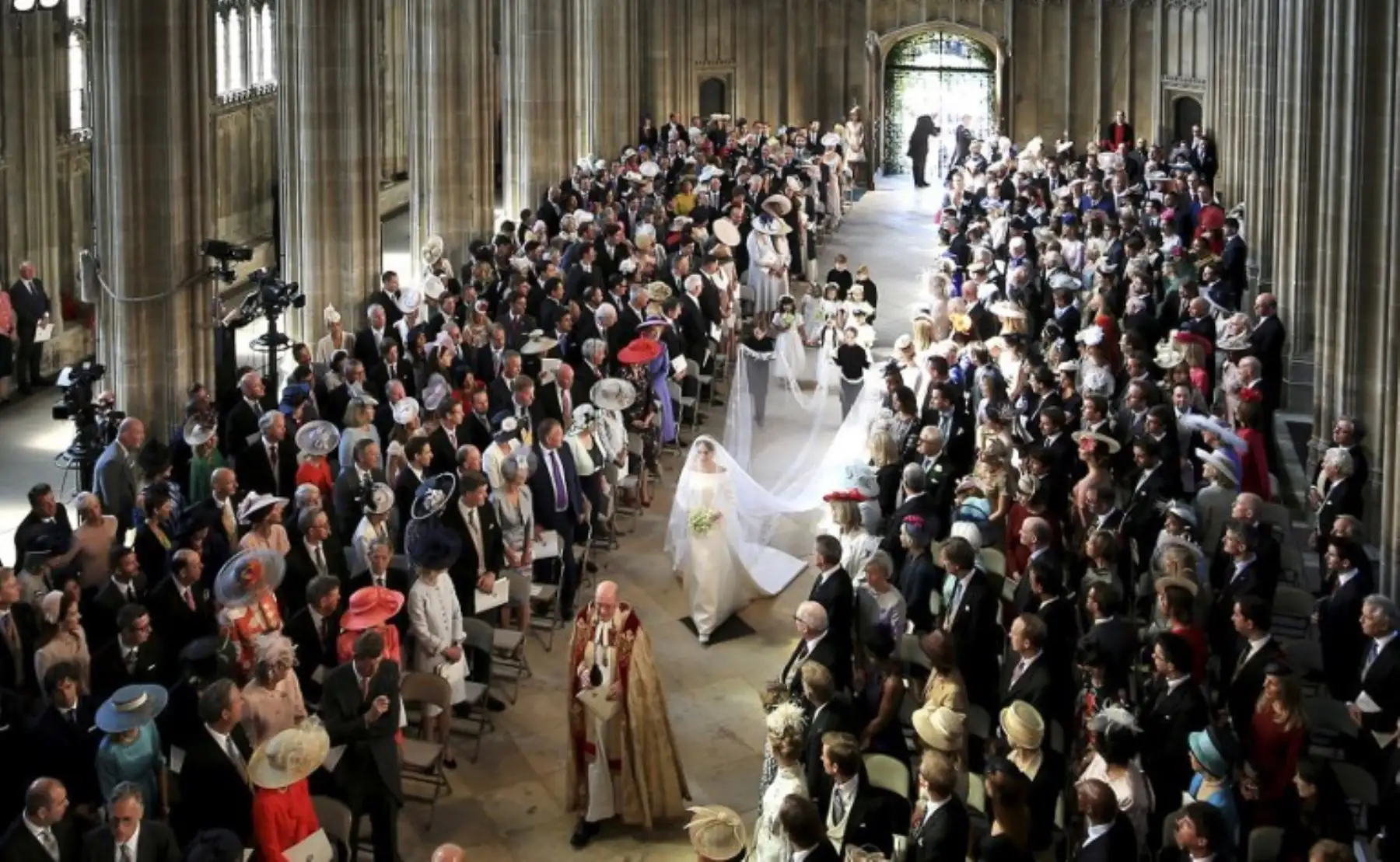 La actriz estadounidense Meghan Markle camina por el pasillo en la Capilla de San Jorge, en el Castillo de Windsor, durante su boda con el Príncipe Harry de Gran Bretaña.Foto:AFP
