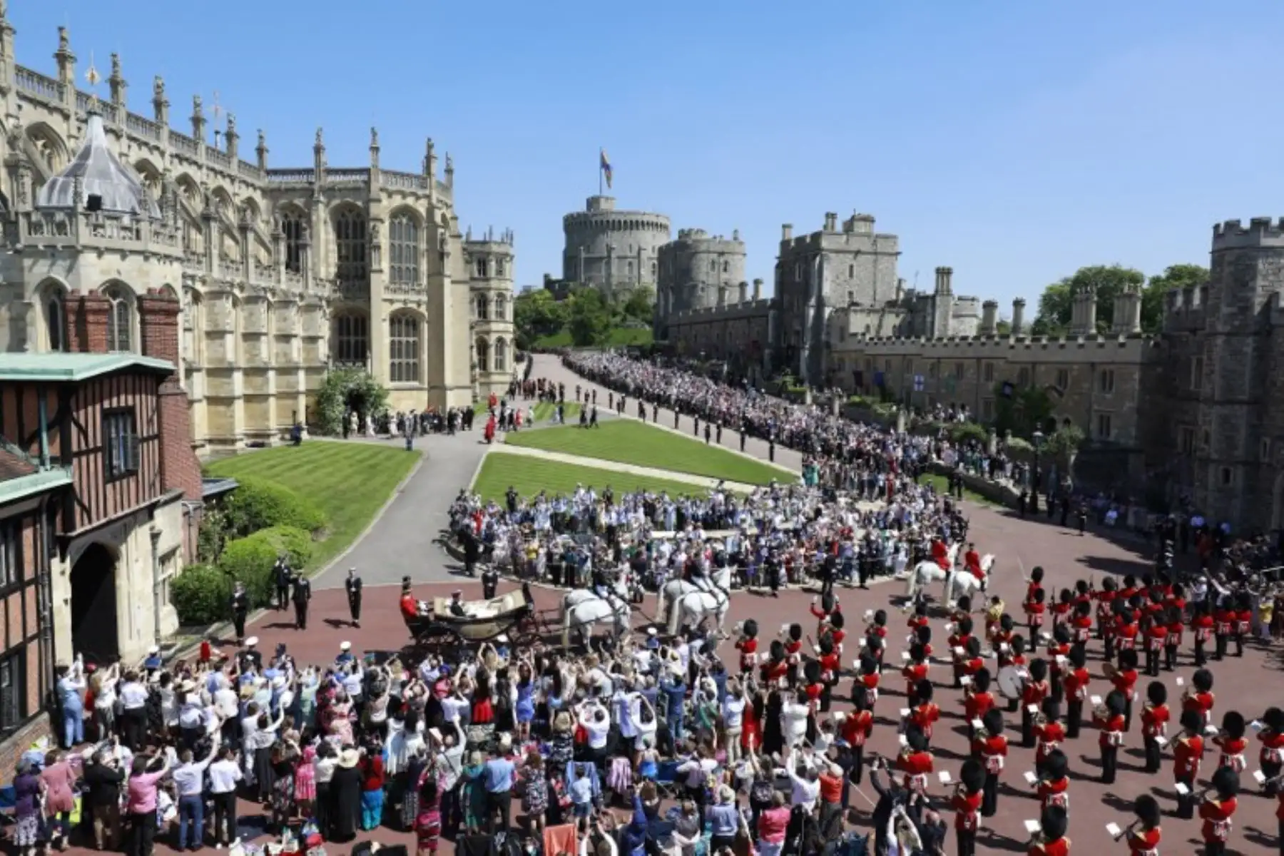 El príncipe Harry, duque de Sussex y su esposa Meghan, duquesa de Sussex partieron en el carro de Ascot Landau después de su ceremonia de boda en la capilla de San Jorge, en el castillo de Windsor.Foto:AFP
