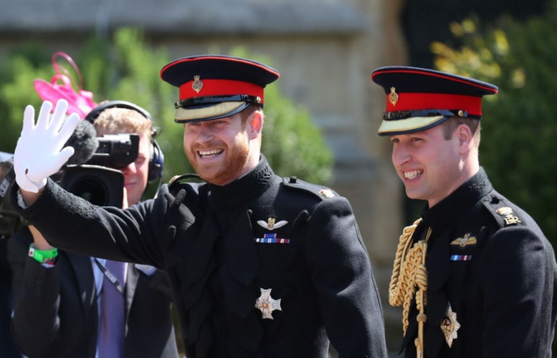 El príncipe Harry, duque de Sussex, llega con su mejor hombre, el príncipe Guillermo, Duque de Cambridge, a la Puerta Oeste de la Capilla de San Jorge, en el Castillo de Windsor.Foto:AFP