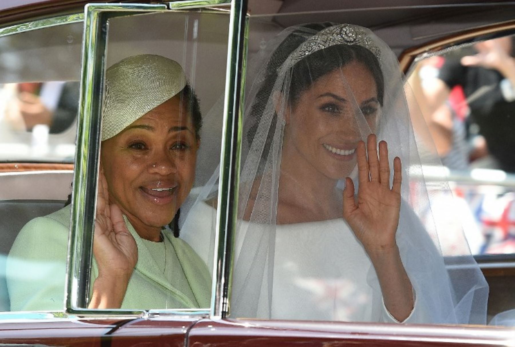 Meghan Markle y su madre, Doria Ragland, llegan a la ceremonia de su boda para casarse con el príncipe Harry, Duque de Sussex, de Gran Bretaña, en la Capilla de San Jorge, en el Castillo de Windsor.Foto:AFP
