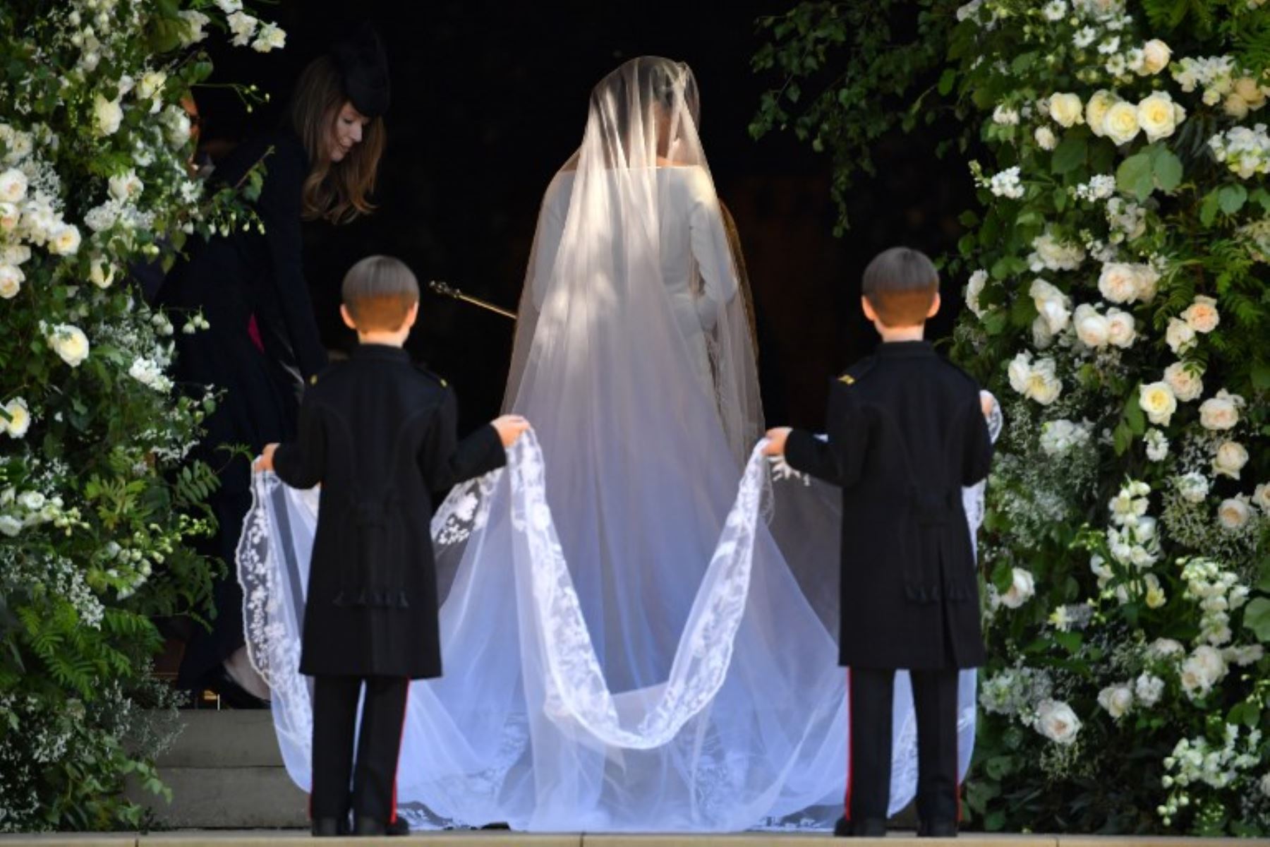 La actriz Meghan Markle llega a la ceremonia nupcial para casarse con el príncipe Harry, Duque de Sussex, de Gran Bretaña, en la Capilla de San Jorge, en el Castillo de Windsor.Foto:AFP