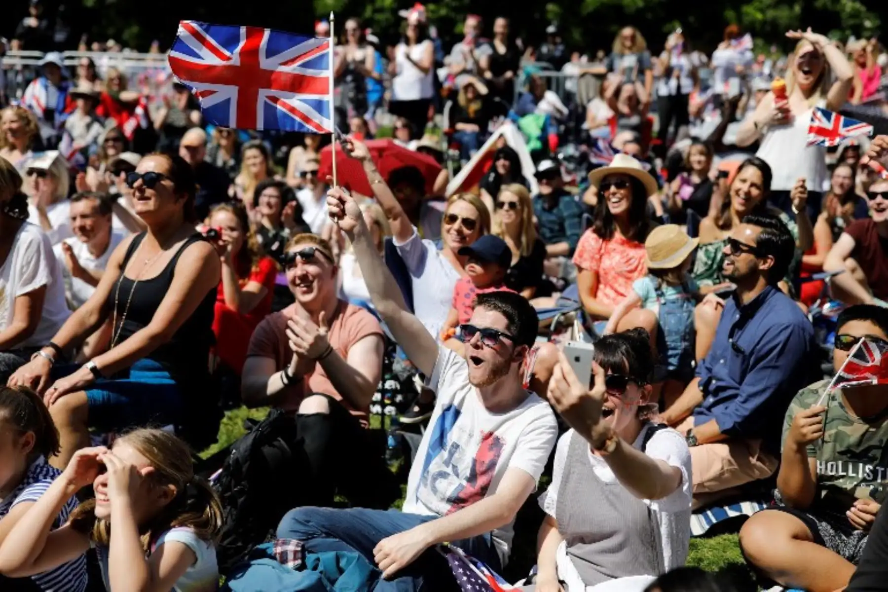 Los admiradores miran una pantalla gigante que transmite la ceremonia de la boda del Príncipe Harry de Gran Bretaña, el Duque de Sussex y Meghan Markle en Windsor.Foto:AFP