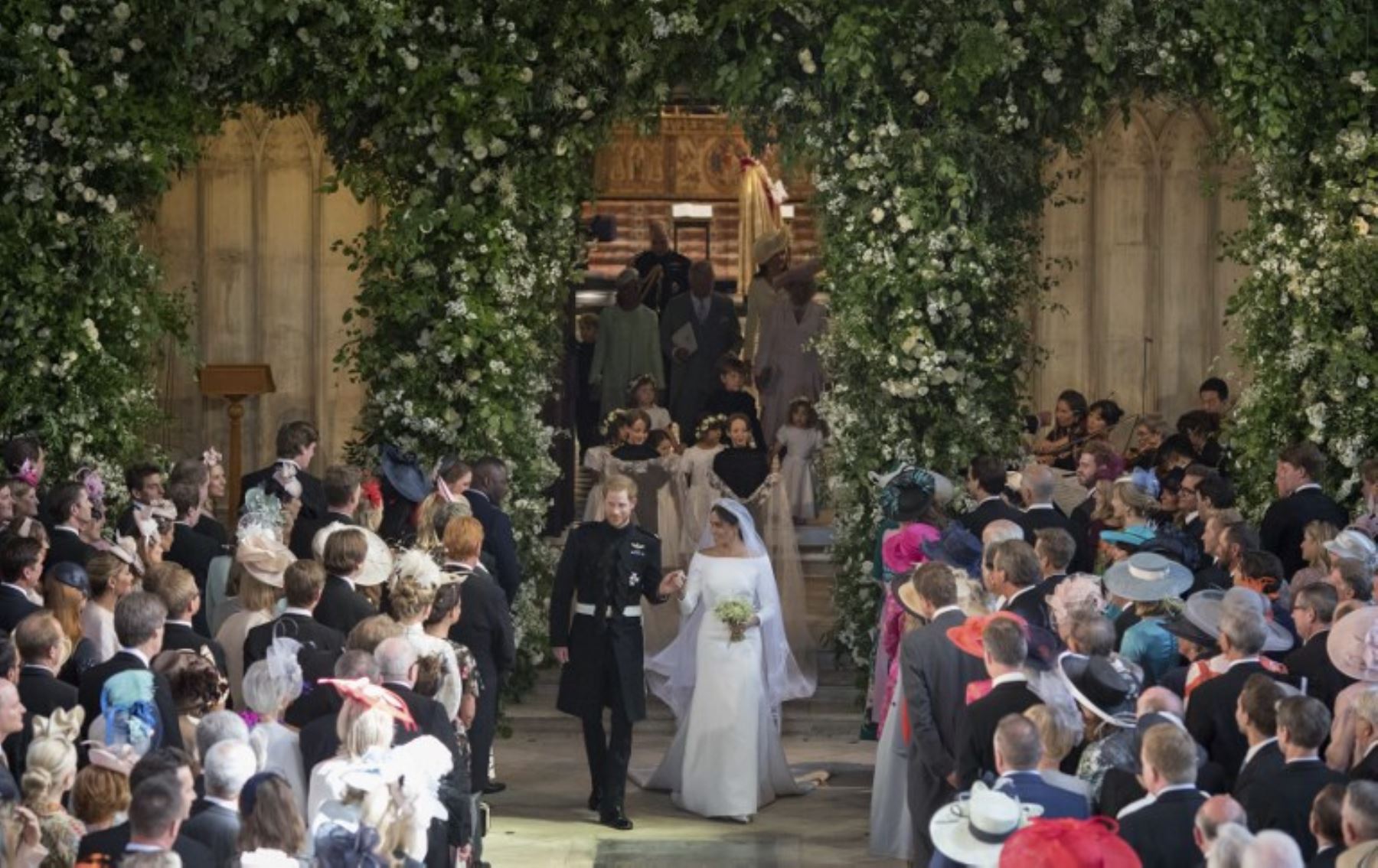 El príncipe Harry, duque de Sussex  y la británica Meghan Markle, duquesa de Sussex, se alejan del altar mayor al final de su ceremonia de boda en la capilla de San Jorge, en el castillo de Windsor.Foto:AFP