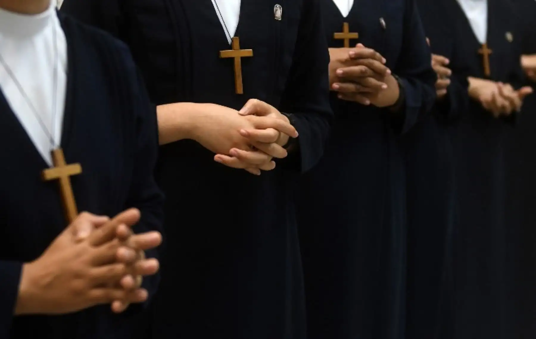 Las monjas rezan ante la tumba del bendito arzobispo salvadoreño Oscar Arnulfo Romero (1917-1980) después de que el Papa Francisco anunciara su canonización en San Salvador.Foto:AFP
