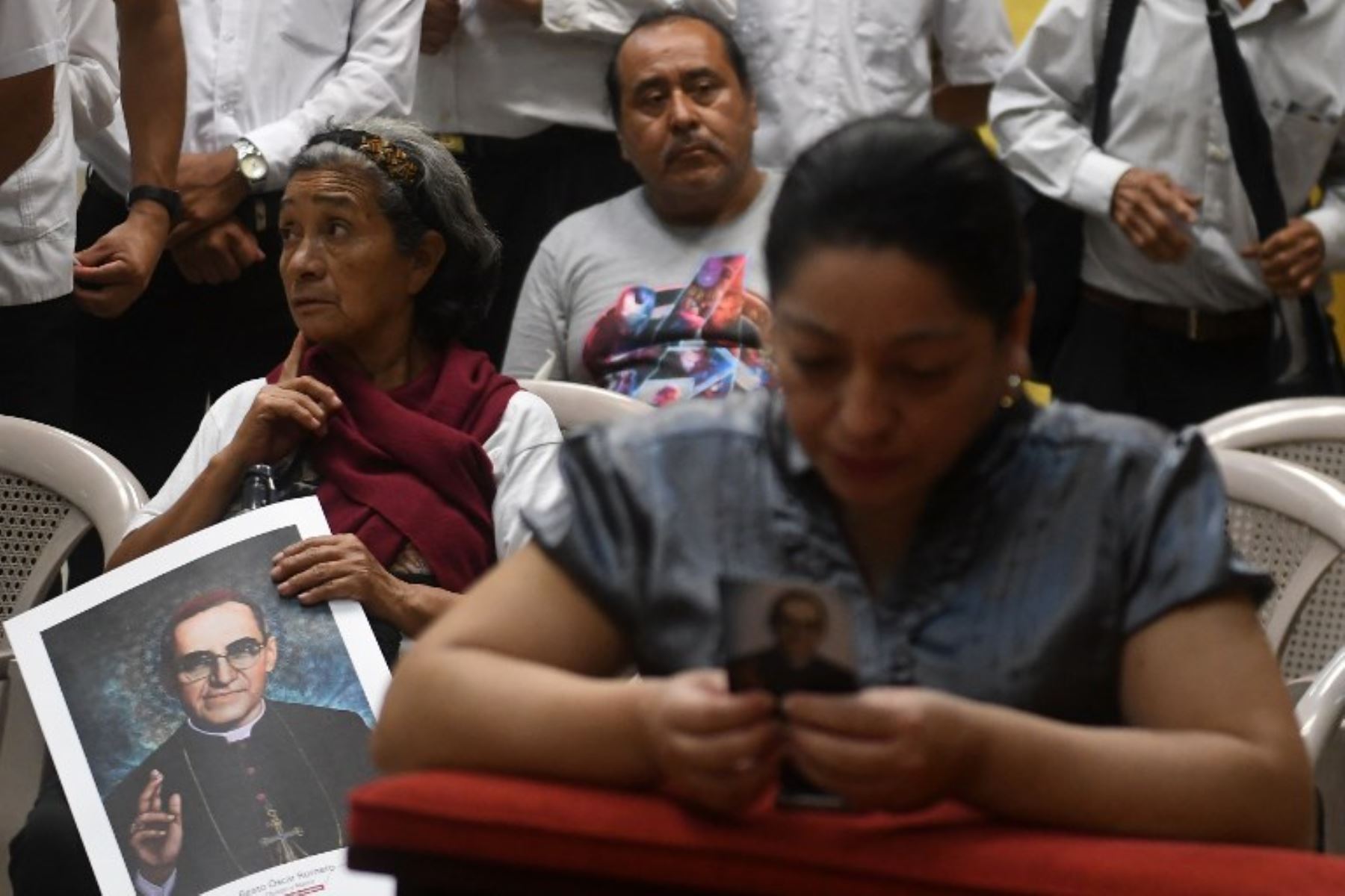 Los fieles católicos rezan ante la tumba del bendito arzobispo salvadoreño Oscar Arnulfo Romero, asesinado por un escuadrón de la muerte de derechas en 1980. Foto:AFP
