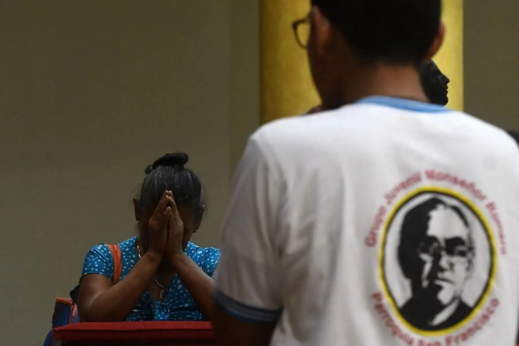 Los fieles católicos rezan ante la tumba del bendito arzobispo salvadoreño Oscar Arnulfo Romero, después de que el Papa Francisco anunciara su canonización en San Salvador.Foto:AFP