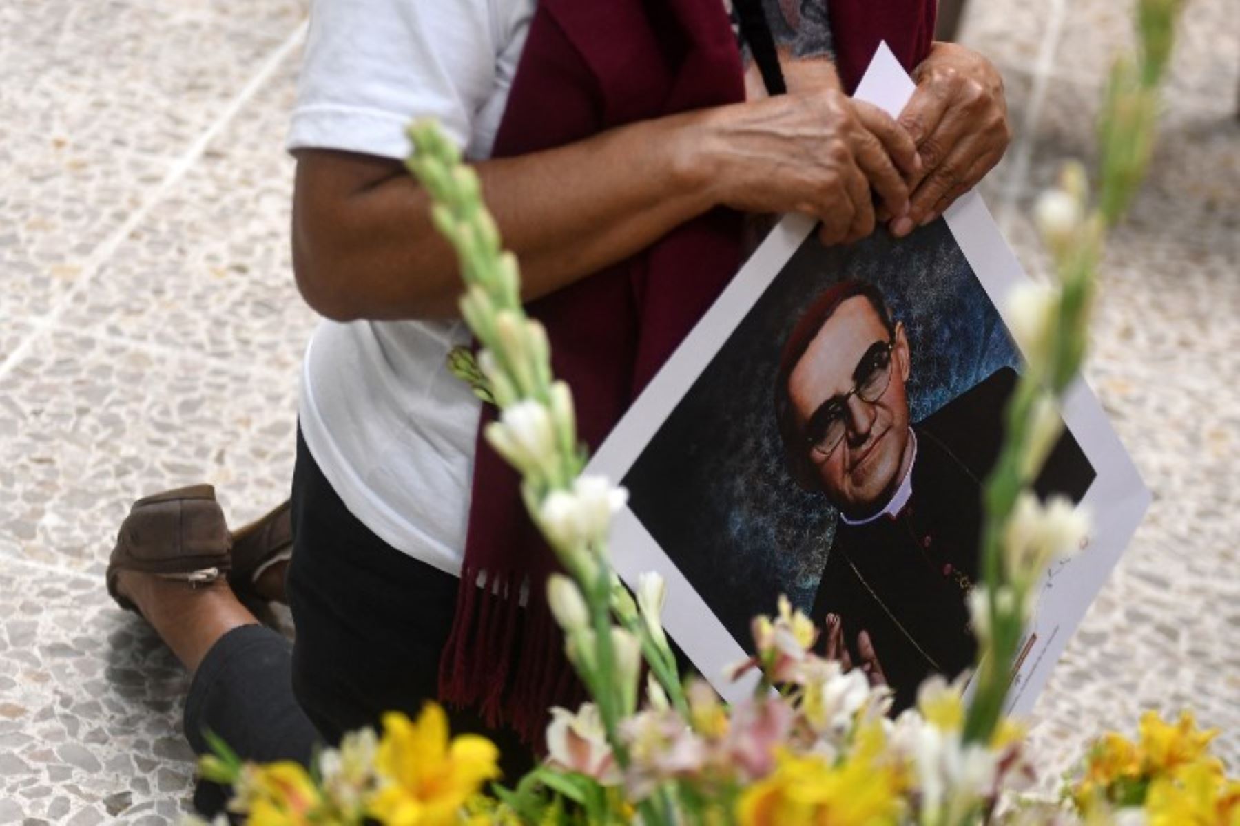 Un fiel católico reza en la tumba del bendito arzobispo salvadoreño Oscar Arnulfo Romero, después de que el Papa Francisco anunciara su canonización, en San Salvador.Foto:AFP