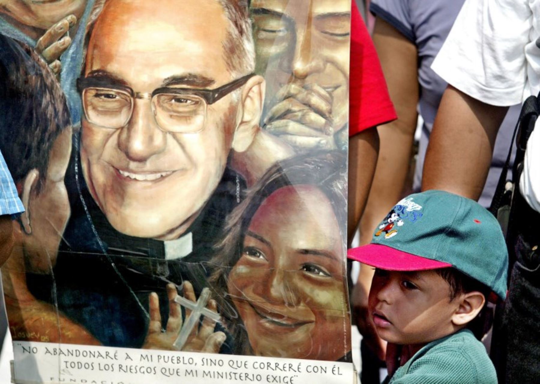 Un niño junto a sus padres católicos, participa en un acto religioso frente a un monumento del asesinado Arzobispo Oscar Arnulfo Romero.Foto:AFP