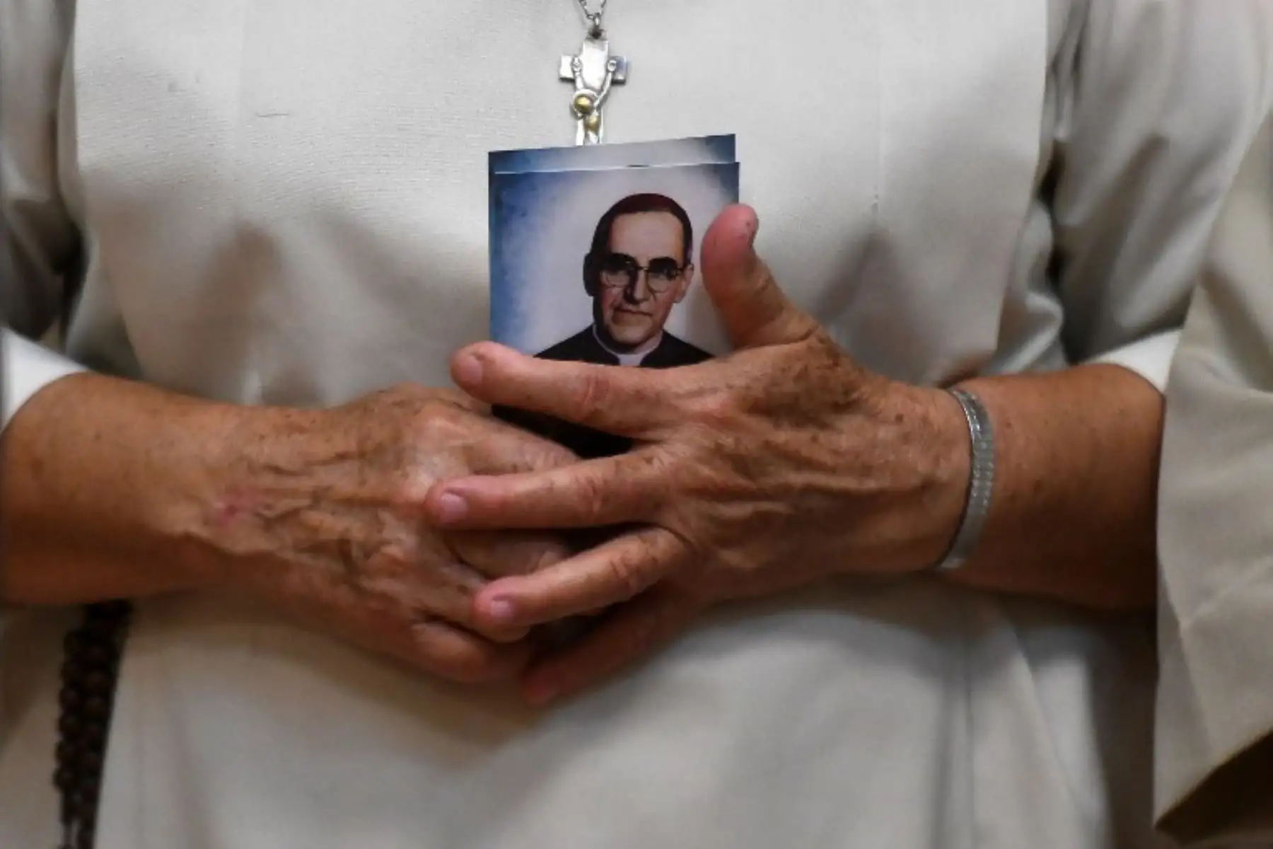 Un fiel católico reza en la tumba del arzobispo salvadoreño Oscar Arnulfo Romero , asesinado por un escuadrón de la muerte de derechas en 1917.  Papa Francisco anunció su canonización, en el Vaticano.Foto:AFP