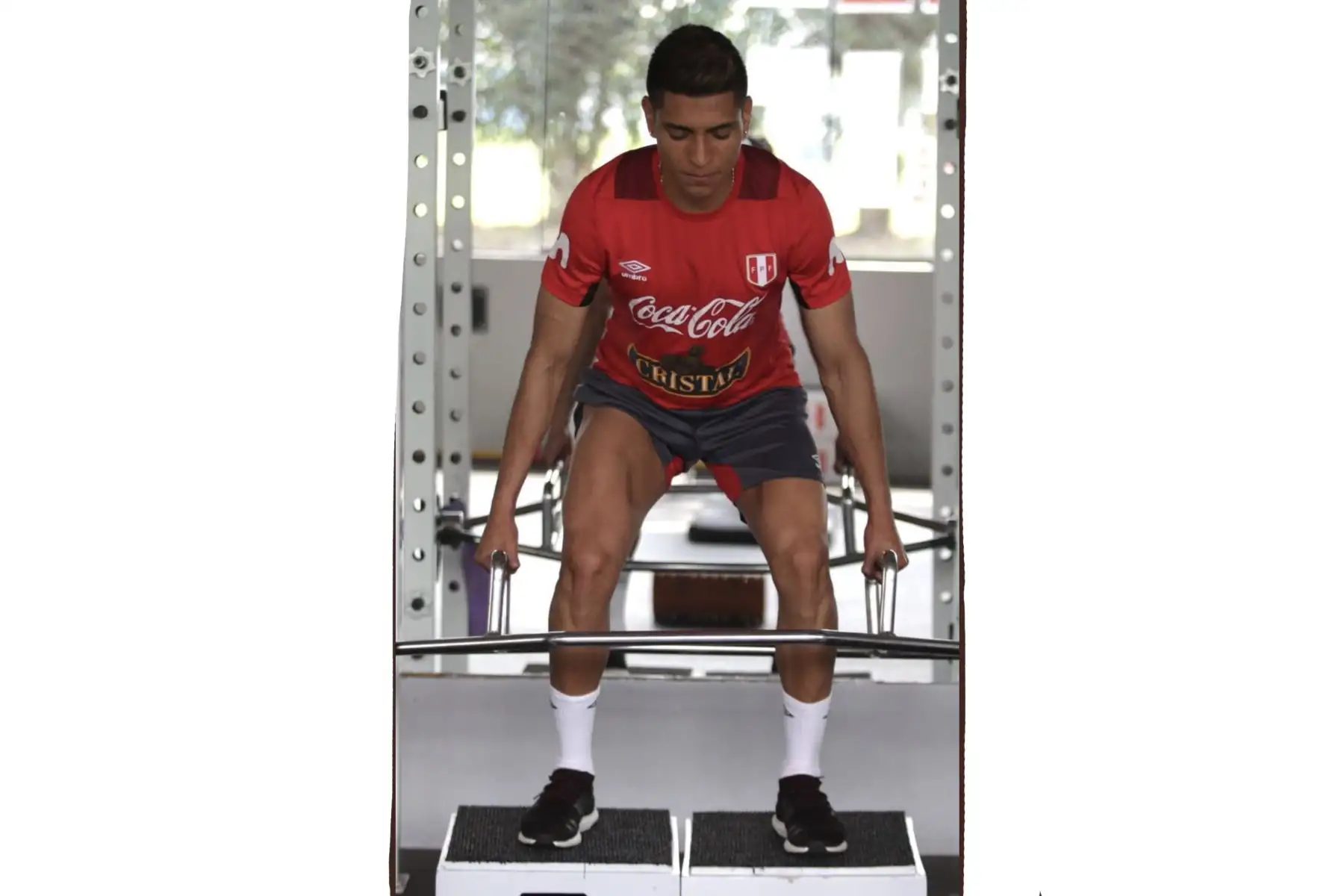 Paolo Hurtado realiza  trabajos en el gimnasio de la FPF.Foto:ANDINA/Twiter FPF