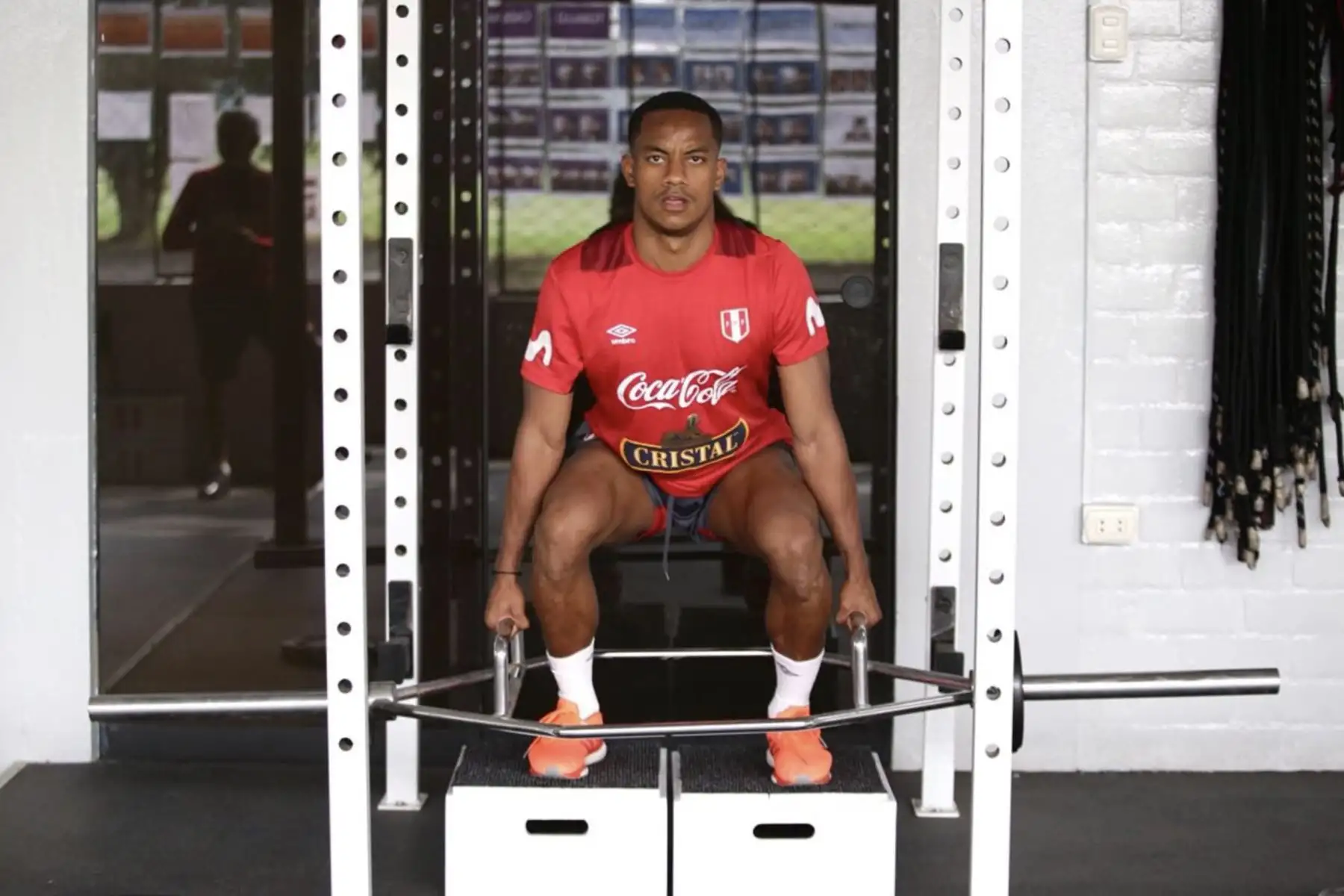 André Carrillo realiza trabajos en el gimnasio de la FPF.Foto:ANDINA/Twiter FPF