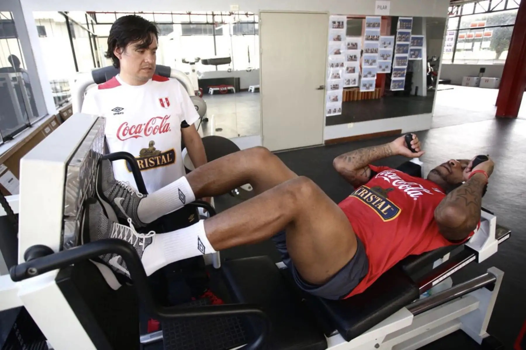 Jefferson Farfán, realiza trabajos en el gimnasio de la FPF.Foto:ANDINA/Twiter FPF