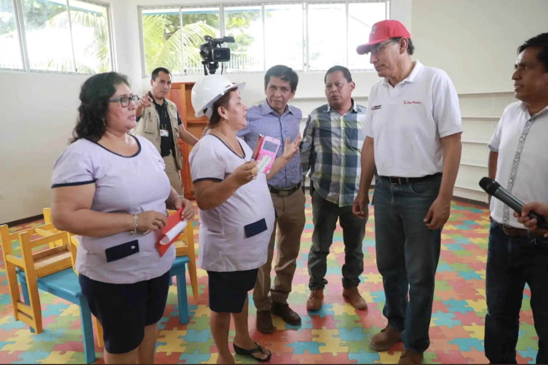 El presidente Martín Vizcarra visita la IE Teniente Manuel Clavero Murga en el distrito de Punchana  y verifica el correcto funcionamiento del servicio educativo.Foto:ANDINA/Prensa Presidencia