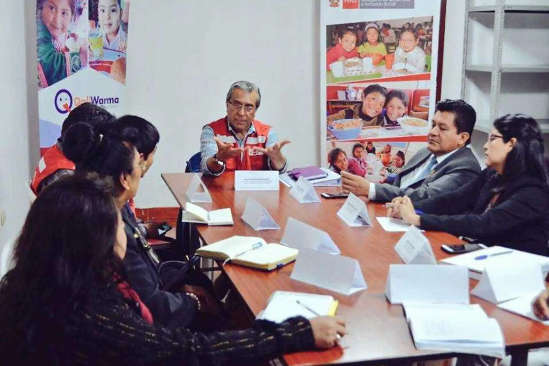 El director ejecutivo del Programa Nacional de Alimentación Escolar Qali Warma, Mario Ríos, realizó visitas inopinadas a instituciones educativas públicas de la región Ayacucho, en busca de un mayor compromiso de las familias y de los sectores productivos con el servicio alimentario escolar para luchar contra la anemia y la desnutrición crónica infantil.