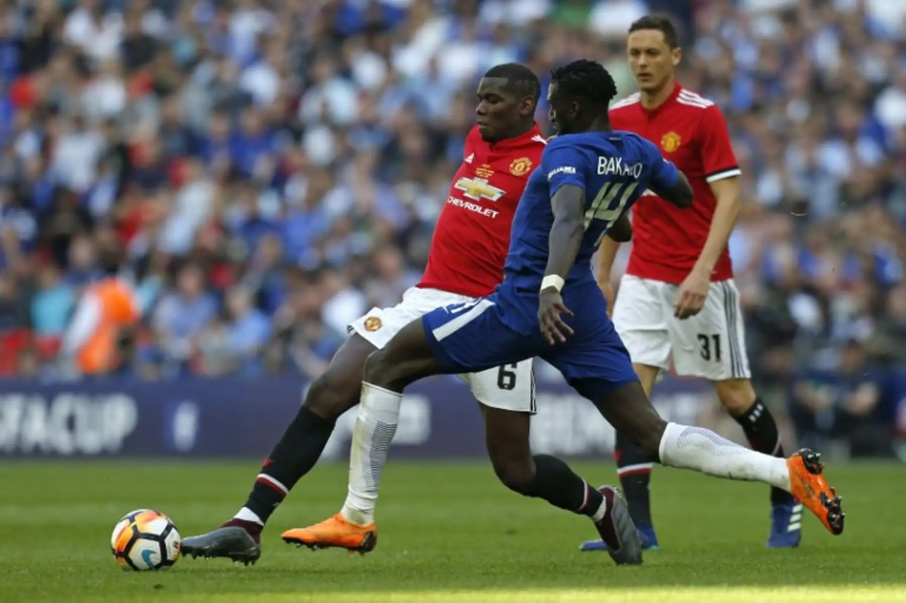 El francés del Manchester United Paul Pogba compite con el centrocampista del Chelsea Tiemoue Bakayoko durante el partido de fútbol final de la FA Cup inglesa entre Chelsea y Manchester United en el estadio Wembley de Londres.Foto:AFP