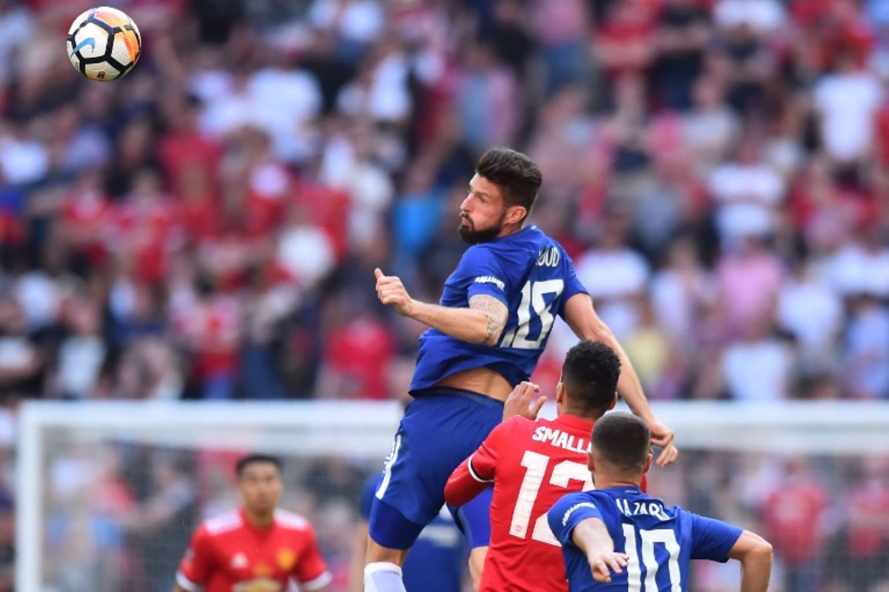 El delantero francés del Chelsea, Olivier Giroud, salta para ganar la pelota durante el partido de fútbol final de la FA Cup inglesa entre Chelsea y Manchester United.Foto:AFP