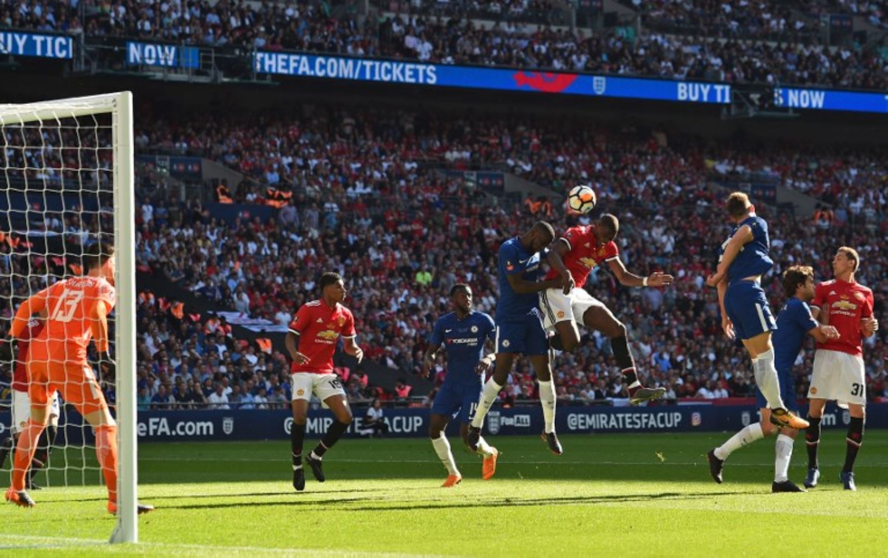 El francés del Manchester United Paul Pogba  intenta un cabezazo bajo la presión del defensa alemán Chelsea Rudiger durante el partido de fútbol final de la FA Cup inglesa entre Chelsea y Manchester.Foto:AFP