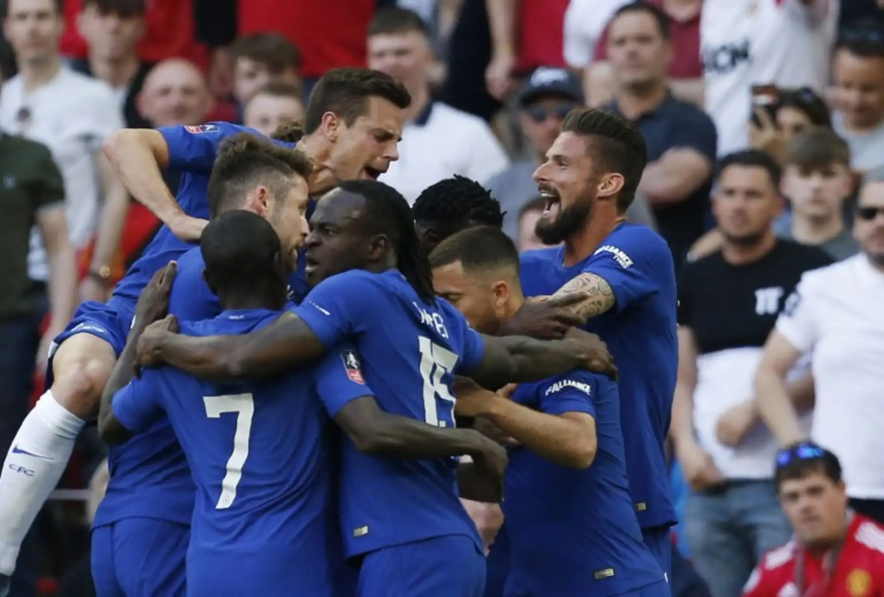 Eden Hazard celebra con sus compañeros después de anotar durante el partido de fútbol final de la FA Cup inglesa entre Chelsea y Manchester United en el estadio de Wembley en Londres.Foto:AFP