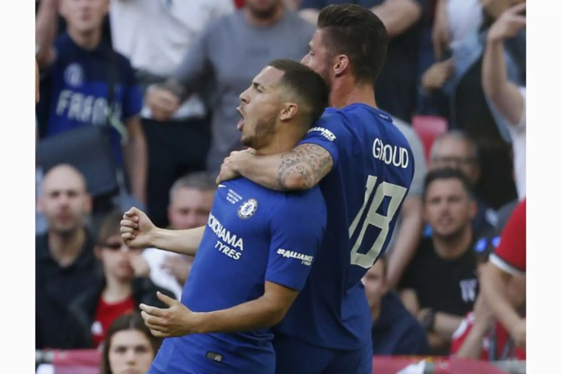 El centrocampista belga del Chelsea Eden Hazard celebra con el delantero francés del Chelsea Olivier Giroud después de anotar durante el partido de fútbol final de la FA Cup inglesa entre Chelsea y Manchester.FotoAFP