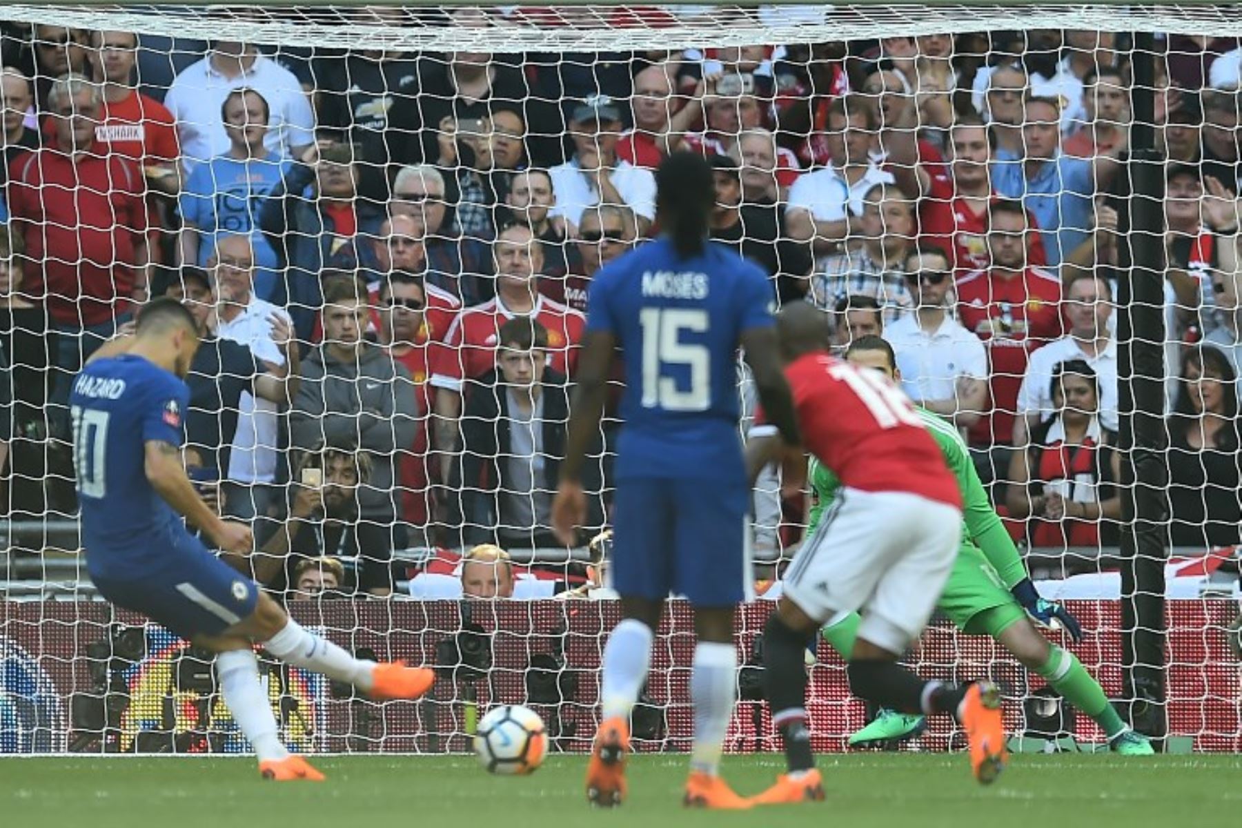 El centrocampista belga del Chelsea Eden Hazard  anota el gol de apertura desde el punto de penalti durante el partido de fútbol final de la FA Cup inglesa entre Chelsea y Manchester.Foto:AFP