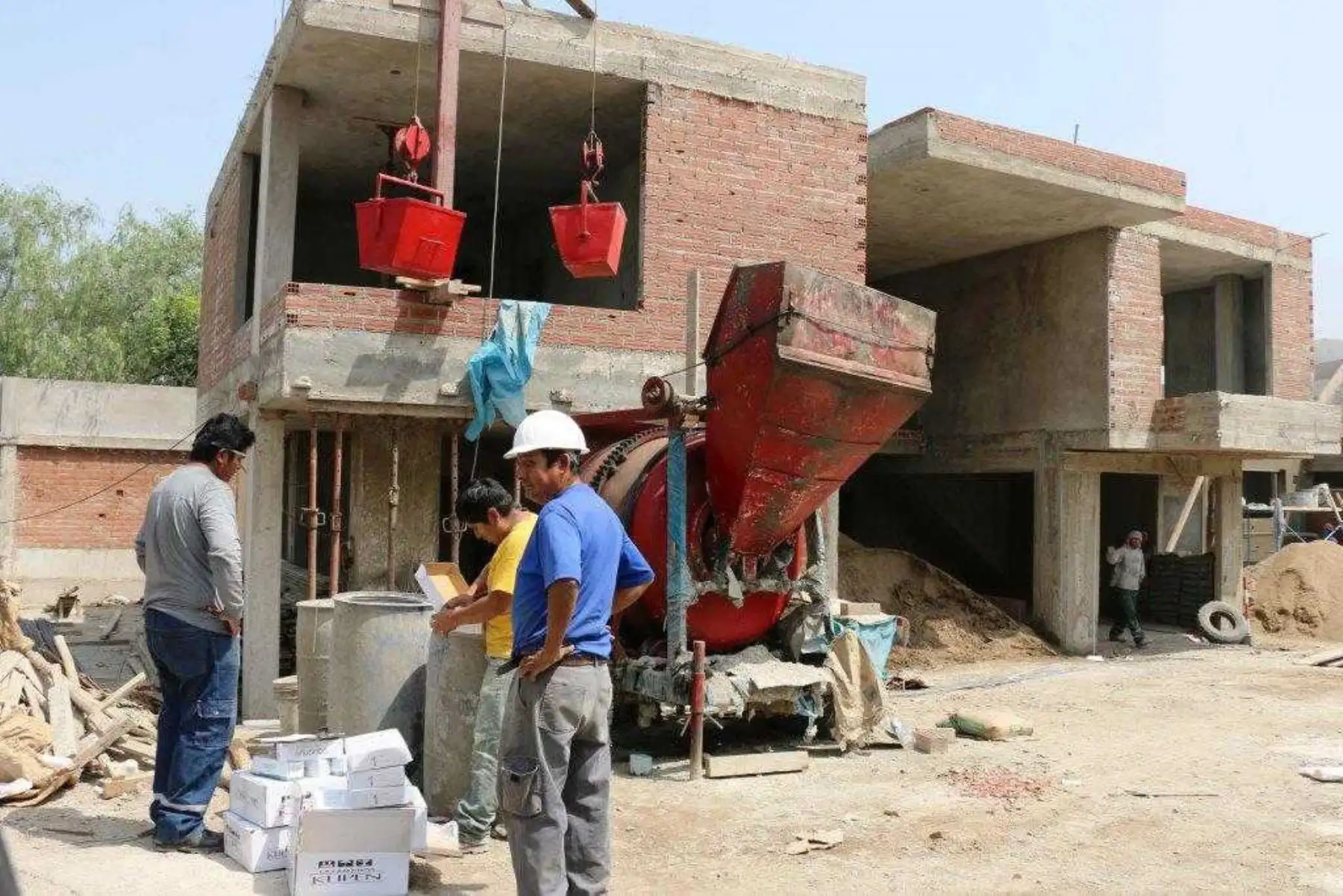 La Superintendencia Nacional de los Registros Públicos (Sunarp) informó que la inscripción de actos de declaratoria de fábrica en el Registro de Propiedad Inmueble creció en el primer cuatrimestre de este año en once regiones del país.