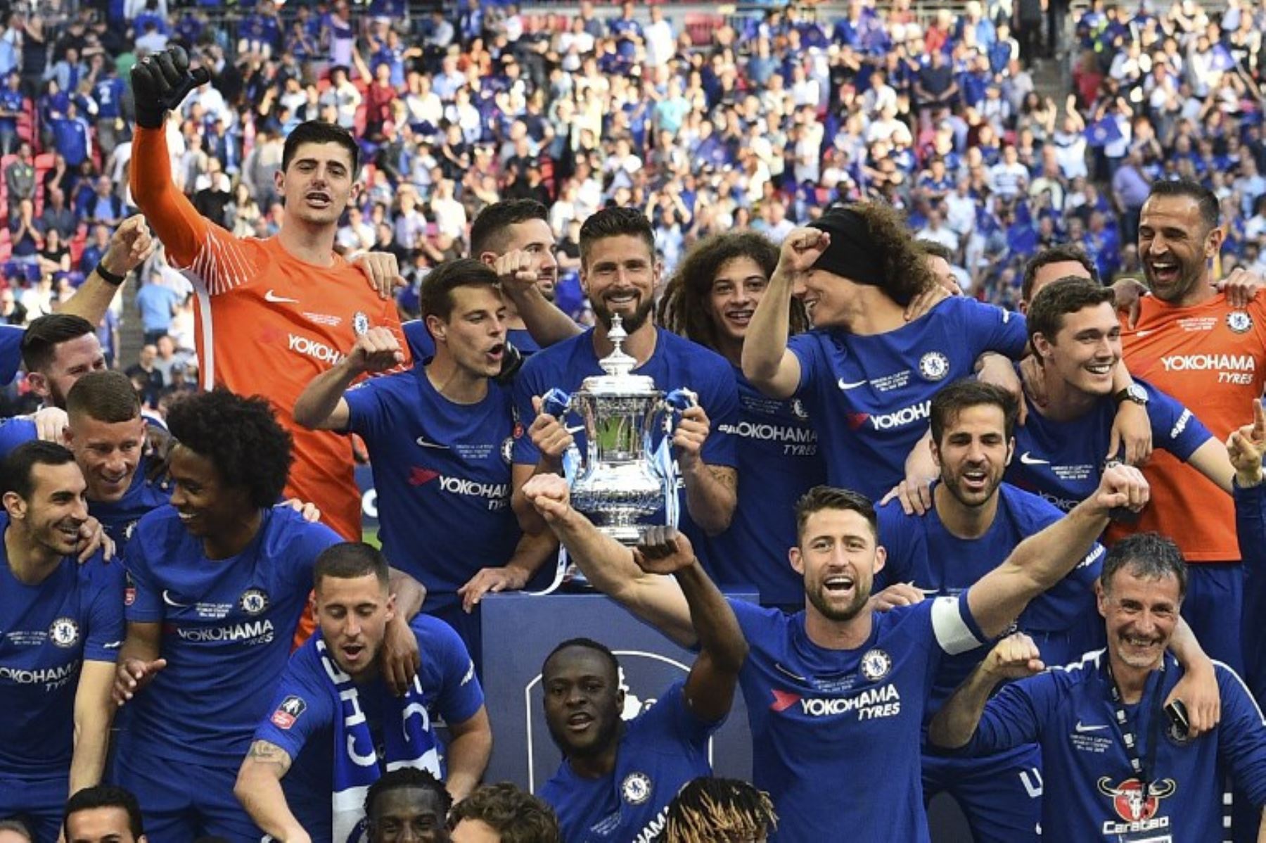 Los jugadores del Chelsea celebran con el trofeo después de su victoria en el partido de fútbol final FA Cup.Foto:AFP