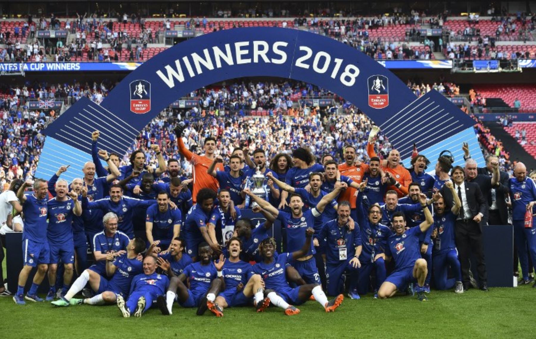 Los jugadores del Chelsea celebran con el trofeo después de su victoria en el partido de fútbol final FA Cup.Foto:AFP