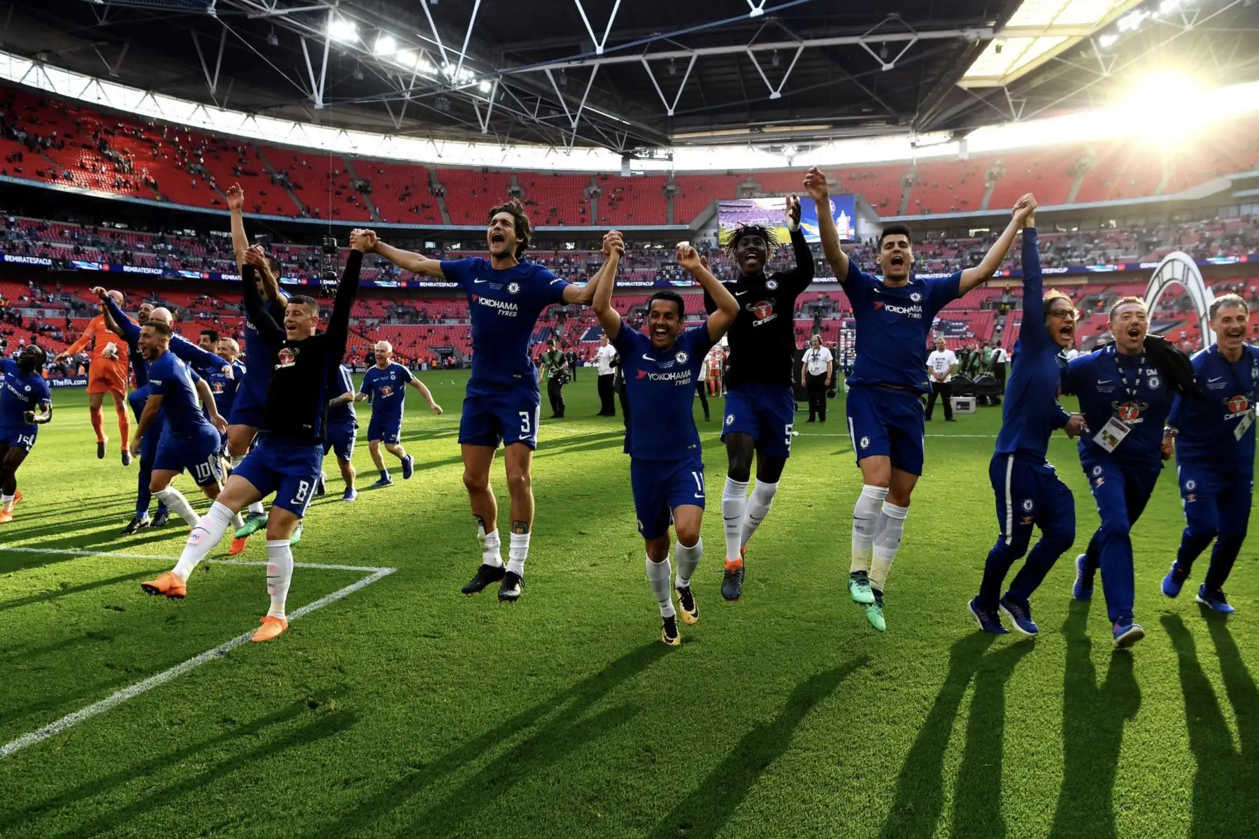 Los jugadores del Chelsea celebran con el trofeo después de su victoria en el partido de fútbol final FA Cup.Foto:AFP