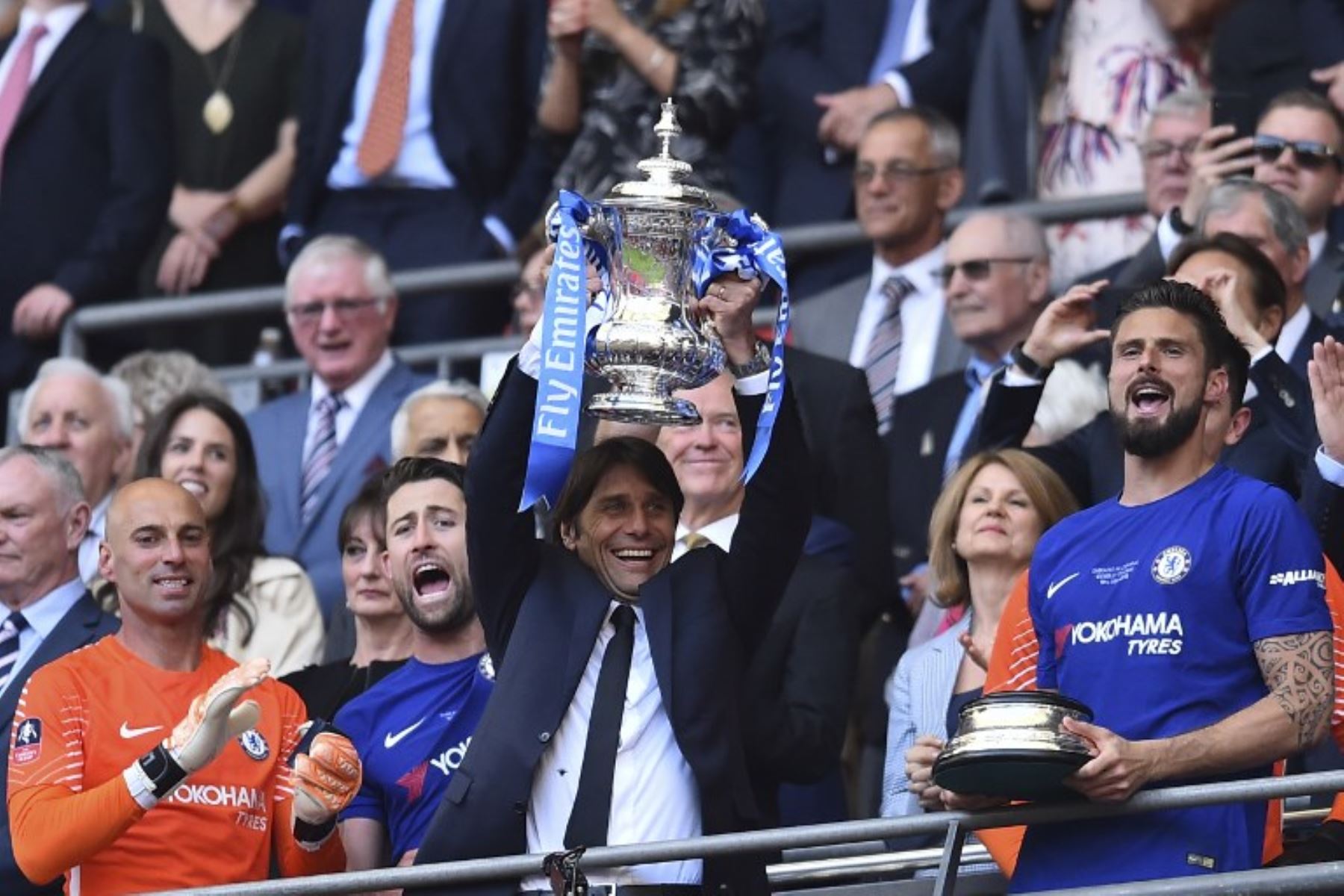 El entrenador italiano del Chelsea Antonio Conte levanta el trofeo mientras los jugadores del Chelsea celebran su victoria después del partido de fútbol final FA Cup.Foto:AFP