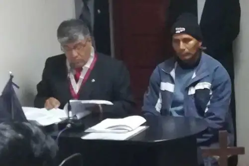 El titular del Juzgado Transitorio de Investigación Preparatoria de Yanahuanca, Roberto de La Cruz Escalante, dispuso la prisión preventiva durante siete meses para Javier Encarnación Rojas, chofer del vehículo tipo miniván que se despistó y cayó a un barranco, lo que ocasionó la muerte de un menor de siete años de edad y dejó heridas a otras seis personas.