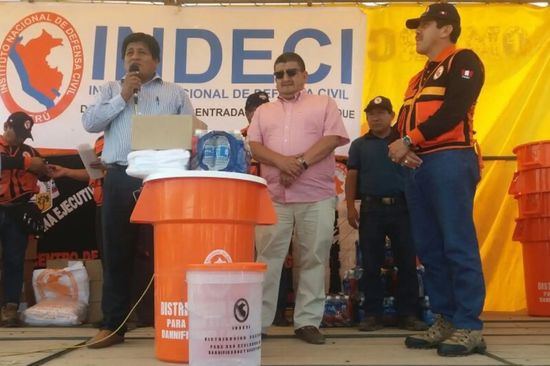 Efectivos de la Sétima Brigada de Infantería del Ejército, como parte de la acción cívica desarrollada junto al Instituto Nacional de Defensa Civil y el Centro de Operaciones de Emergencia Regional Lambayeque, llevaron ayuda a la población afectada por la contaminación de arsénico en el agua de pozos subterráneos en el distrito lambayecano de Mórrope.