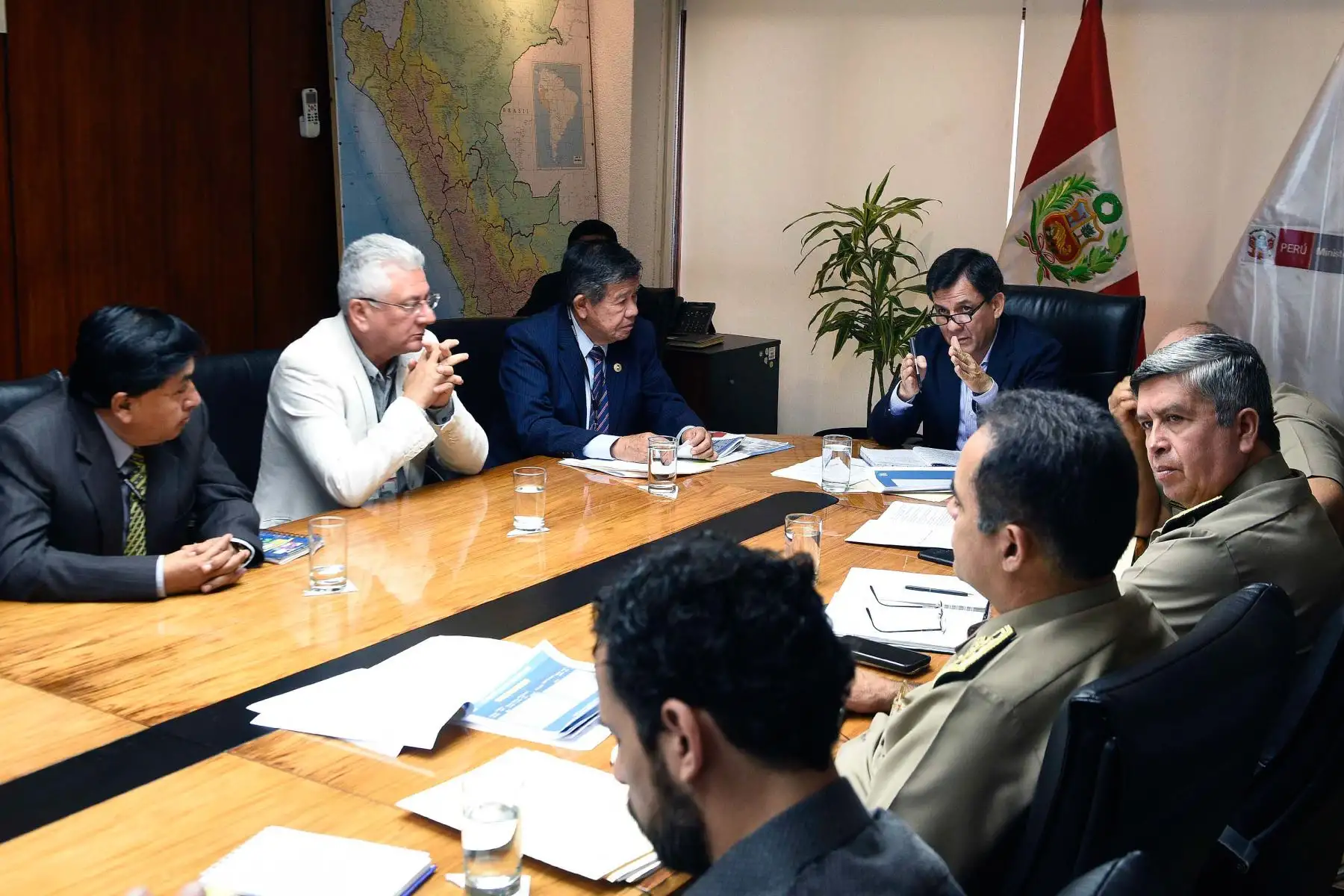 La puesta en marcha del Plan Cuadrante Seguro para optimizar el patrullaje integrado y reforzar la seguridad ciudadana en todas las provincias de Lima fue el tema central de la reunión sostenida esta mañana entre el Ministerio del interior, la Policía Nacional y las autoridades del Gobierno Regional de Lima.